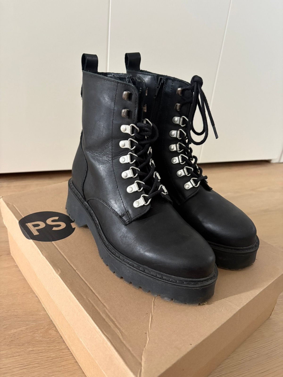 Zwarte leren enkellaars maat 39. Zwarte bikerboots Poelman, Kleding | Dames, Zwart, Lage of Enkellaarzen, Nieuw, Ophalen of Verzenden