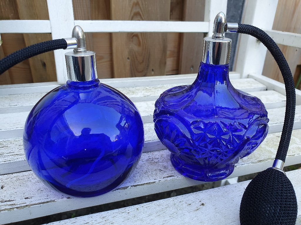 Brocante parfumflessen parfumverstuivers blauw met kwast, Antiek en Kunst, Verzenden