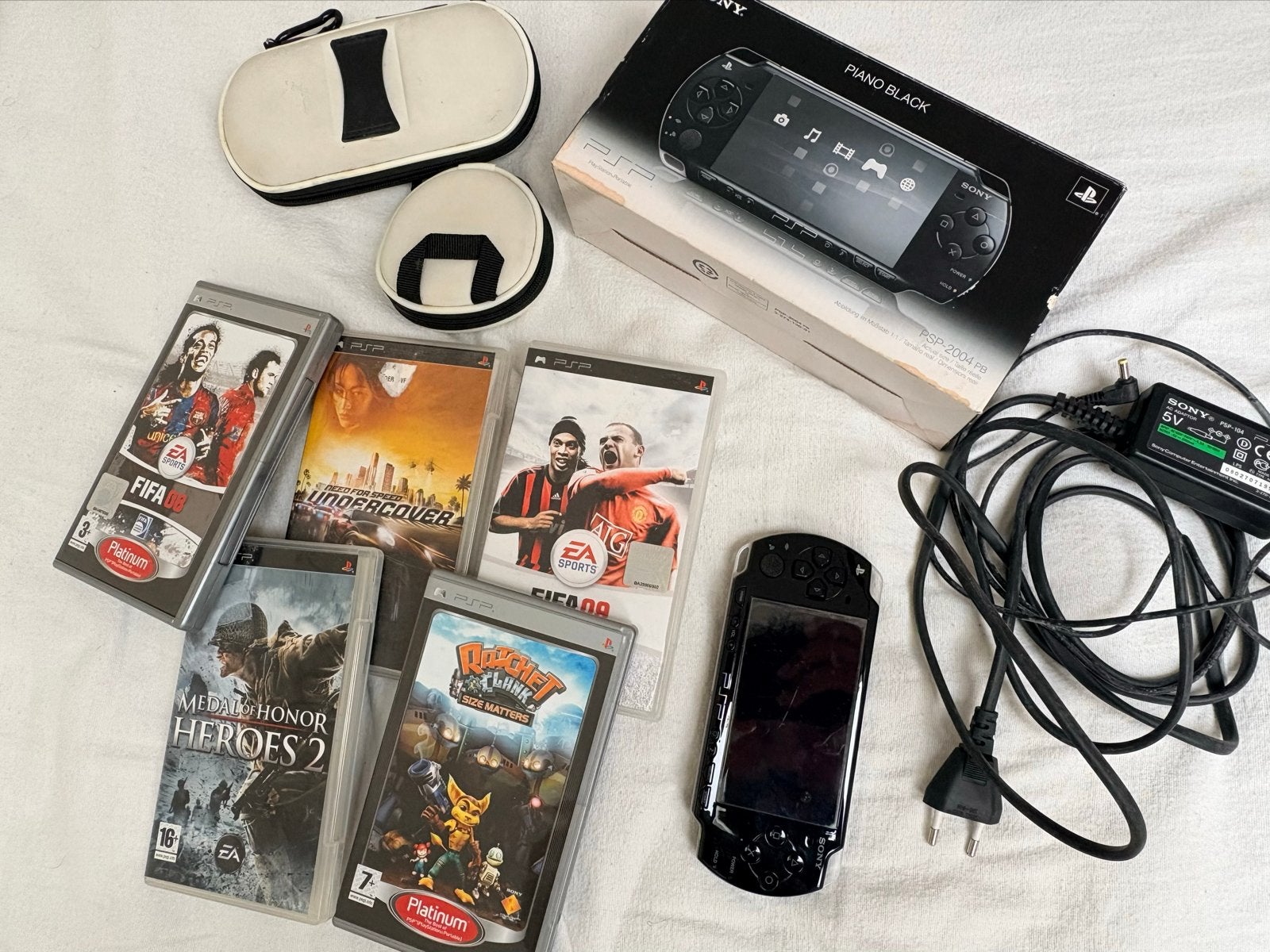 Sony PSP-2004 Piano Black met 5 games en accessoires, Spelcomputers en Games, Ophalen of Verzenden, Gebruikt, Met games, PSP Slim