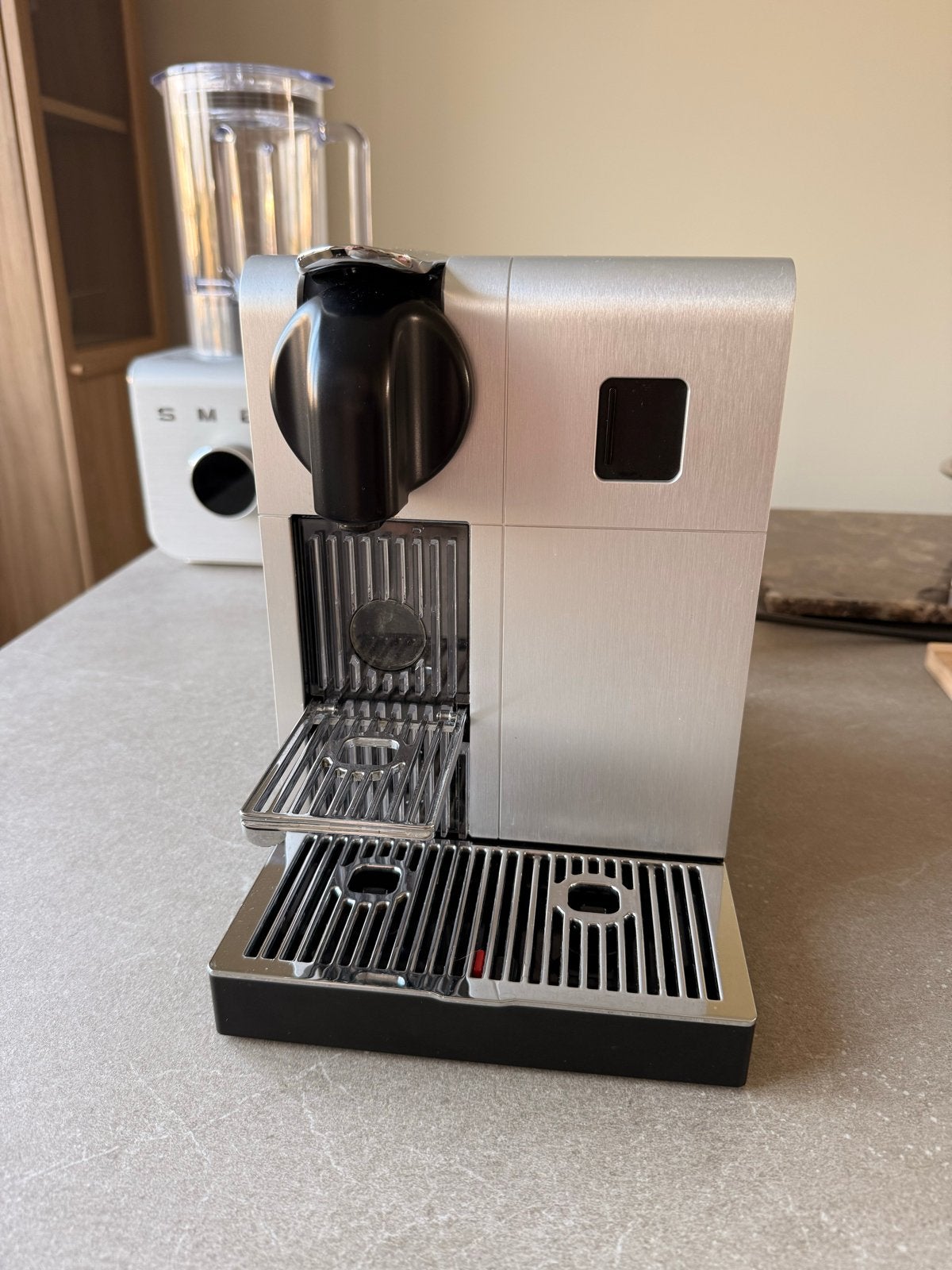 Nespresso De'Longhi koffiezetapparaat met cup houder, Witgoed en Apparatuur, Ophalen, Espresso apparaat, Zo goed als nieuw, 1 kopje