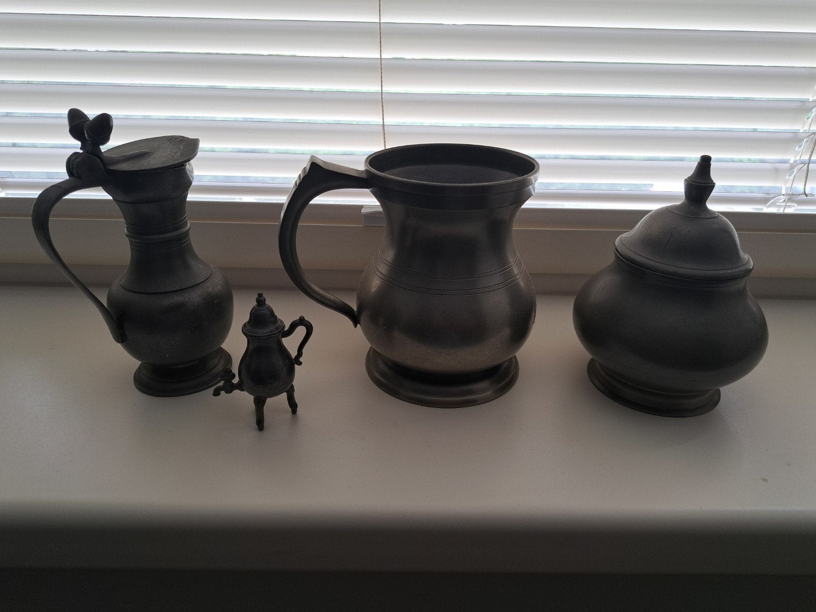 Diverse tinnen potjes., Ophalen