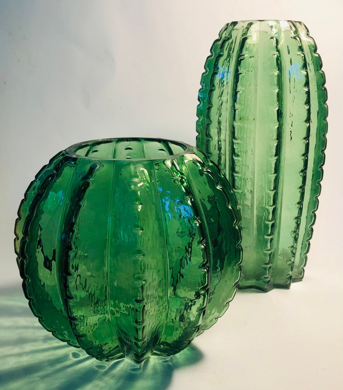 Twee groen glazen vazen, bolvaas en lange cactus vaas, Huis en Inrichting, Ophalen of Verzenden, Zo goed als nieuw, Groen, Glas
