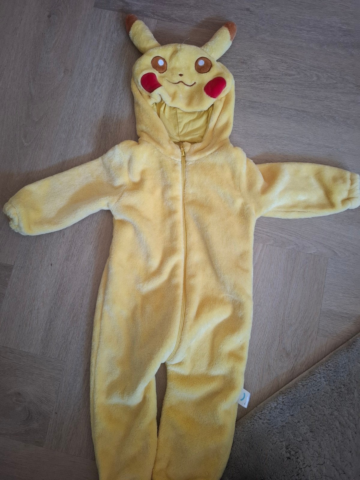 Pikachu Onesie - Comfortabel en Leuk Kostuum, Ophalen of Verzenden, Zo goed als nieuw, 104 of kleiner, Jongen of Meisje