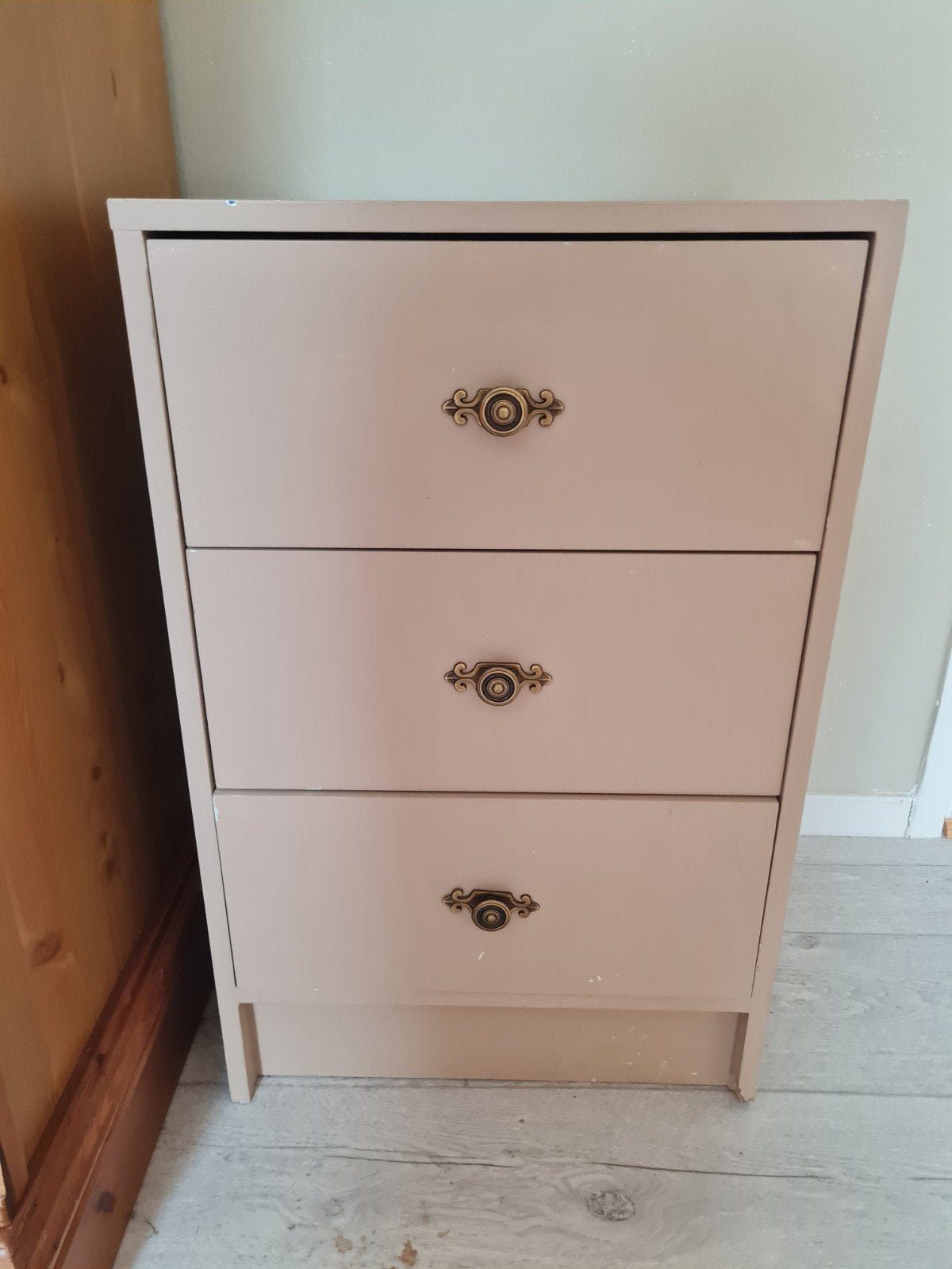 Nachtkastje met 3 lades - Beige, Gebruikt, Minder dan 45 cm, Ophalen of Verzenden, 70 cm of meer