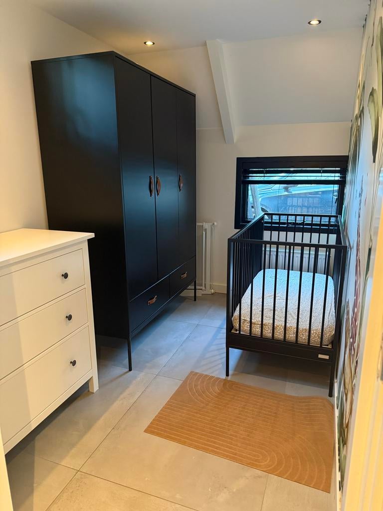 “Coming” babykamer set: ledikant, commode, kast metaal zwart, Ophalen, Zo goed als nieuw, Jongetje of Meisje