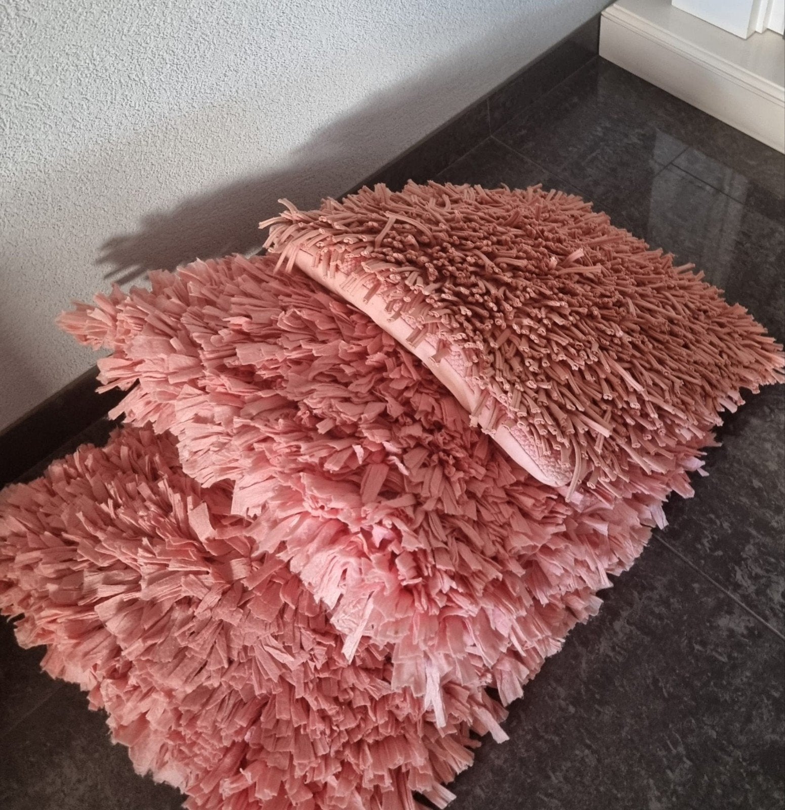 Drie kussens in roze/ zalmkleur, Huis en Inrichting, Ophalen of Verzenden, Zo goed als nieuw, Vierkant