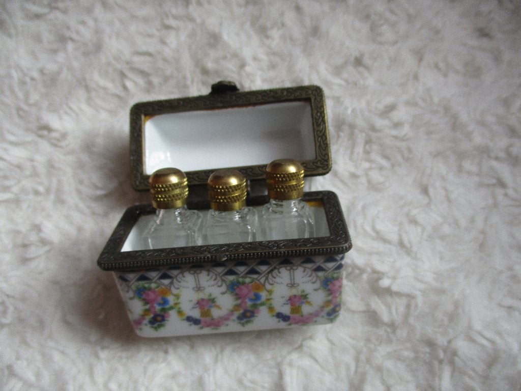 porseleinen doosje Limoges met parfum flesjes., Antiek en Kunst, Ophalen of Verzenden