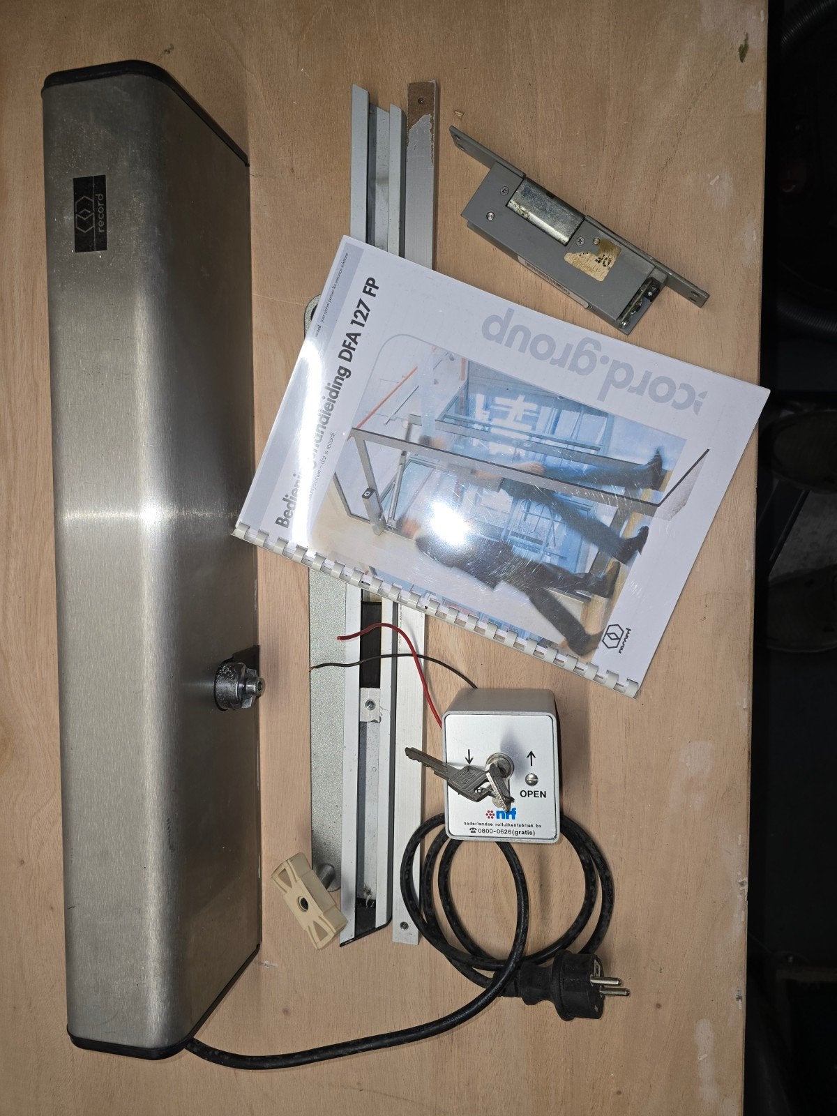Elektrische deuropener Apollo voor zware voordeur, Doe-het-zelf en Verbouw, Ophalen, Gebruikt, Rvs, Slot