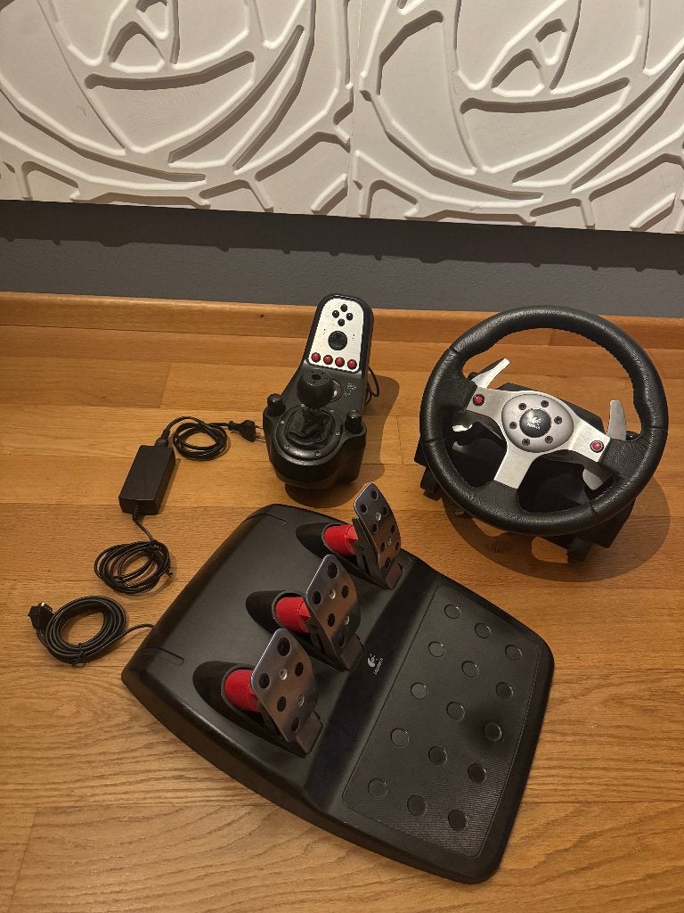 Logitech G25 racestuur + pedalen + H-shifter (PC/PS3), Ophalen of Verzenden, Gebruikt, Stuurtje of Sportattribuut