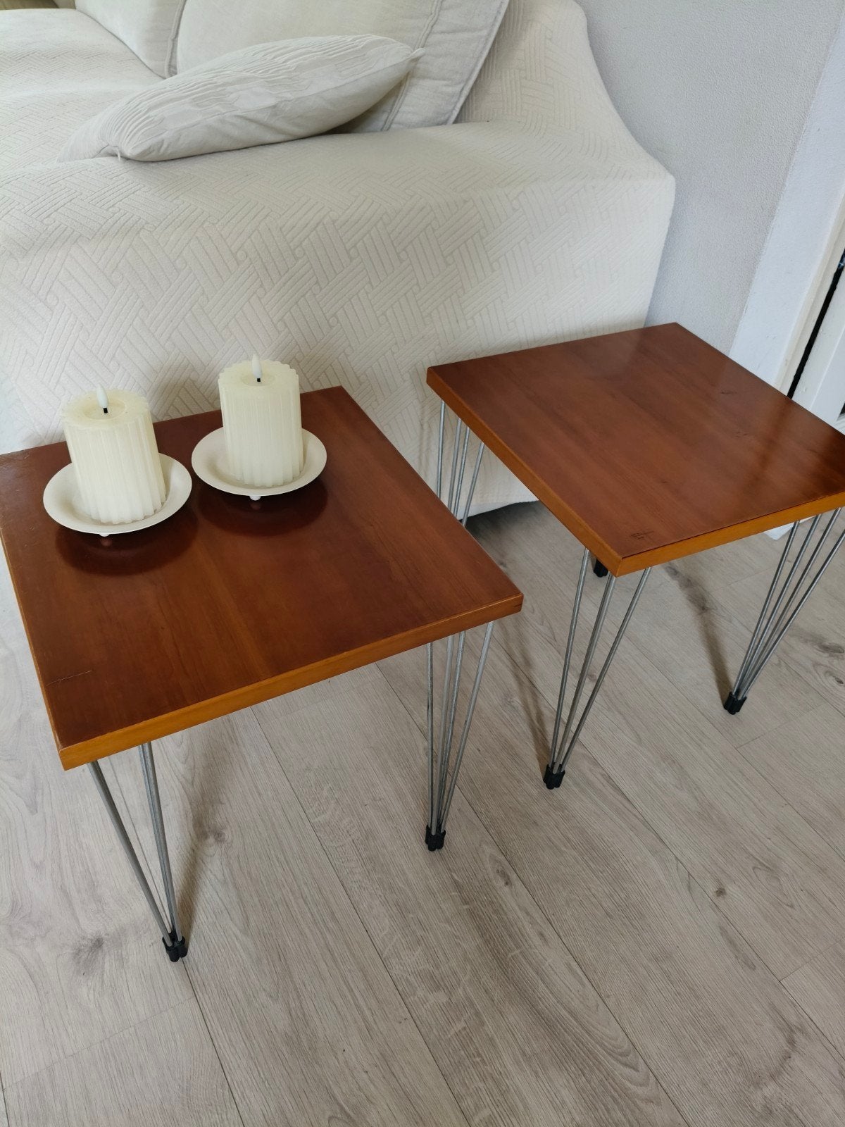Twee bijzettafels pin age poten Fritz Hansen samen € 40,-, Minder dan 45 cm, Gebruikt, Modern, Industrieel, Vierkant