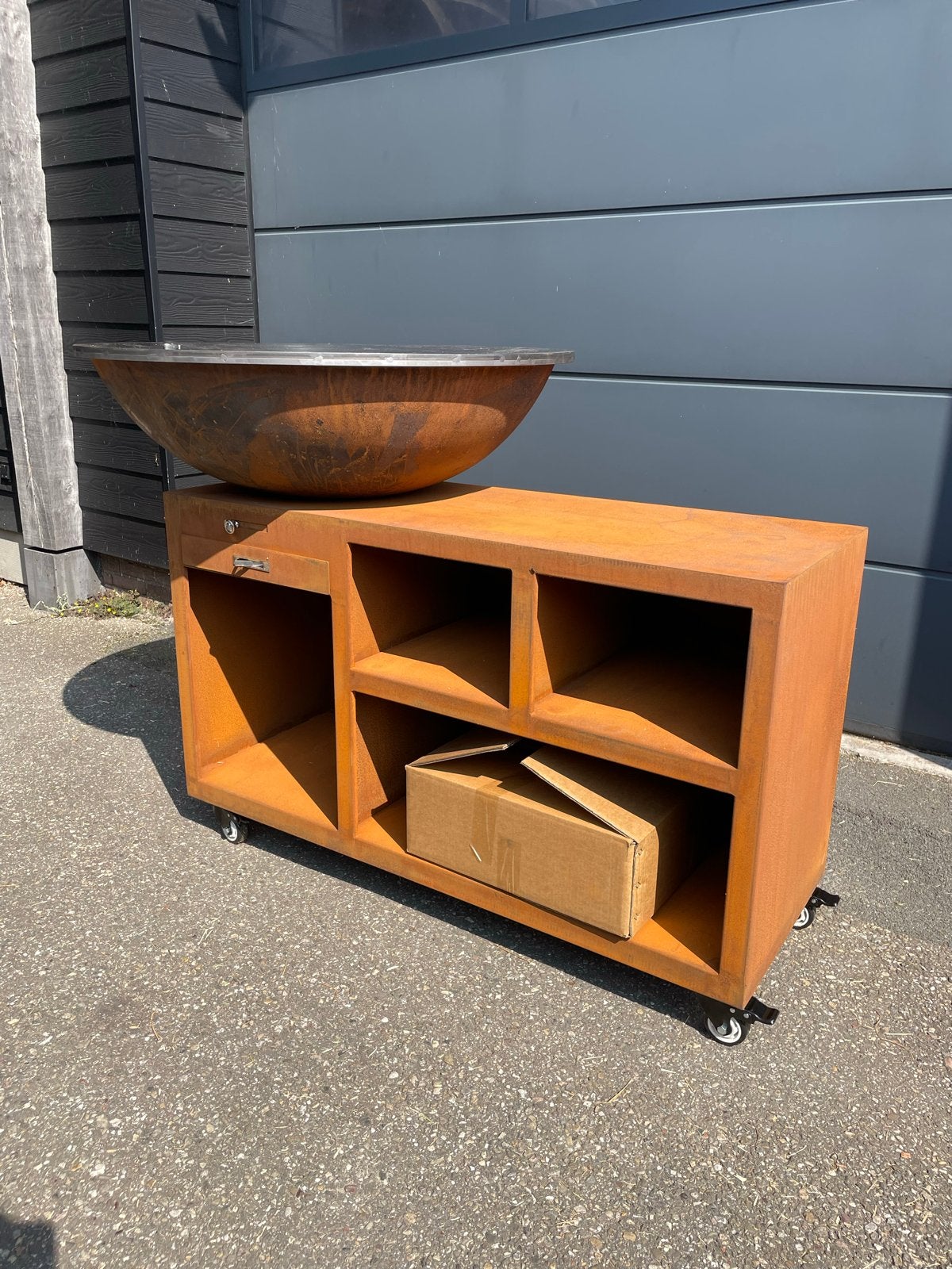 Houtgestookte BBQ met hoes, zwart/cortenstaal, 1m bakplaat, Ophalen, Nieuw