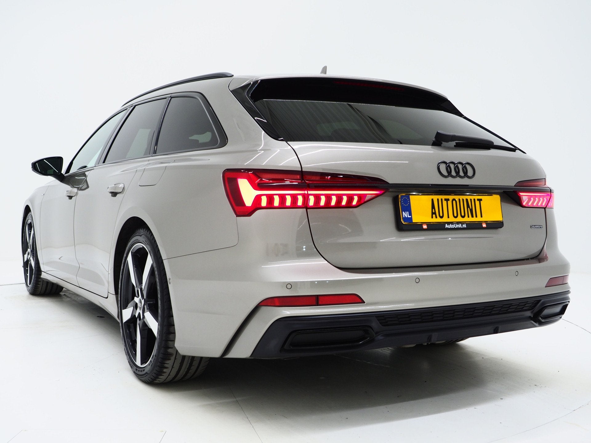 Audi A6 Avant 55 TFSI e quattro Competition Full Black | Key, Auto's, Automaat, Gebruikt, Zwart, Leder en Stof