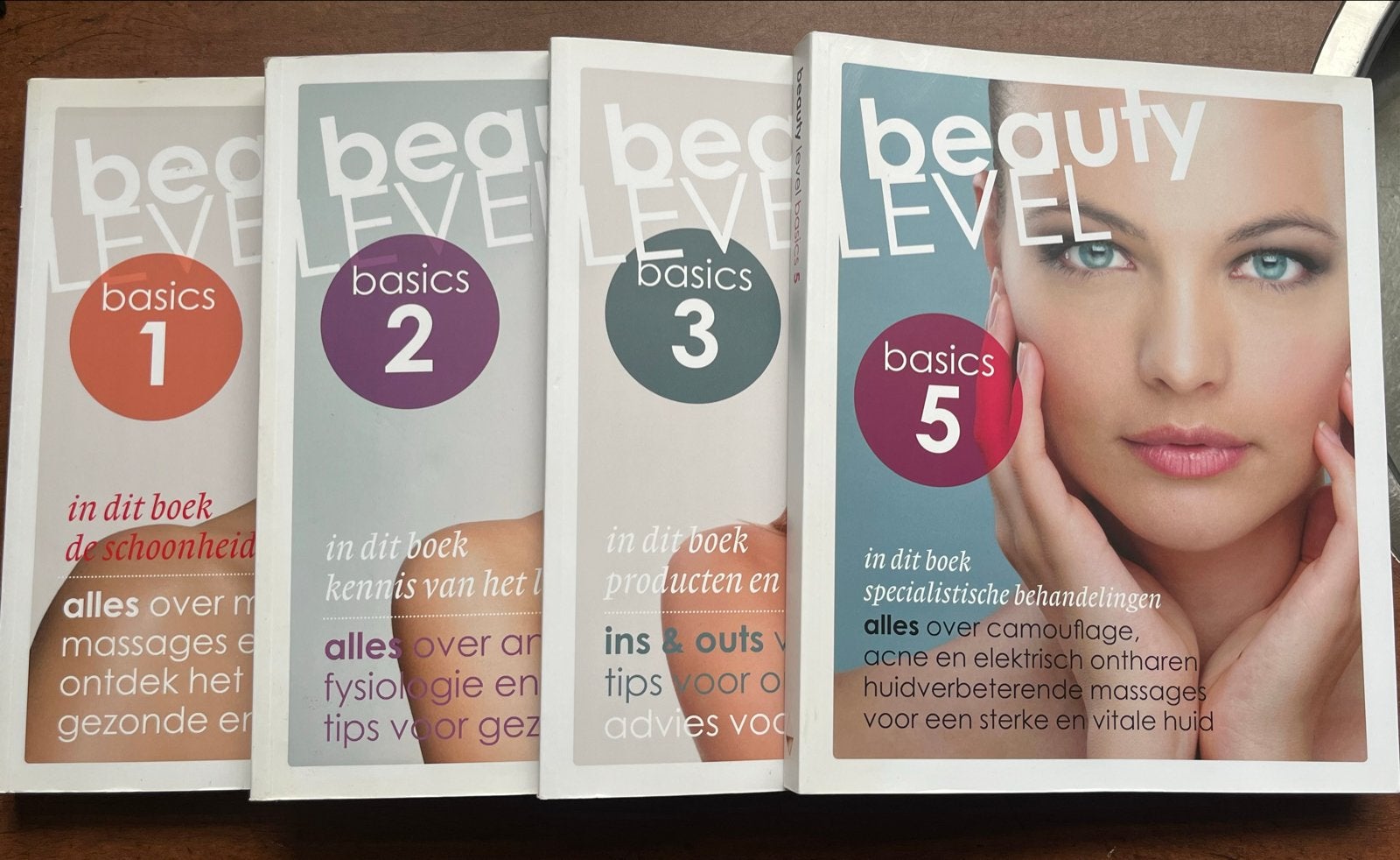 Beauty Level Basics 1, 2, 3, 5 & Ondernemen Boekenpakket, Ophalen of Verzenden, Zo goed als nieuw