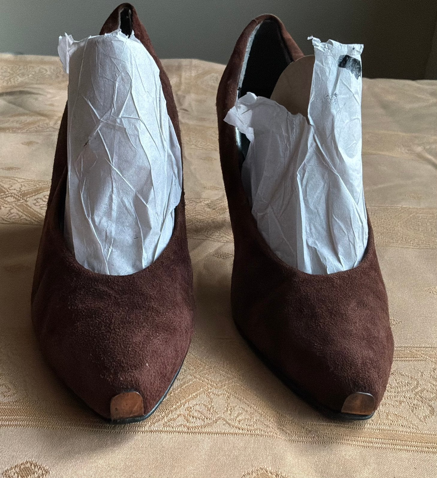 Invito bruin suede pump met koperen punt en hak mt 40 Italië, Pumps, Bruin, Ophalen of Verzenden, Gedragen
