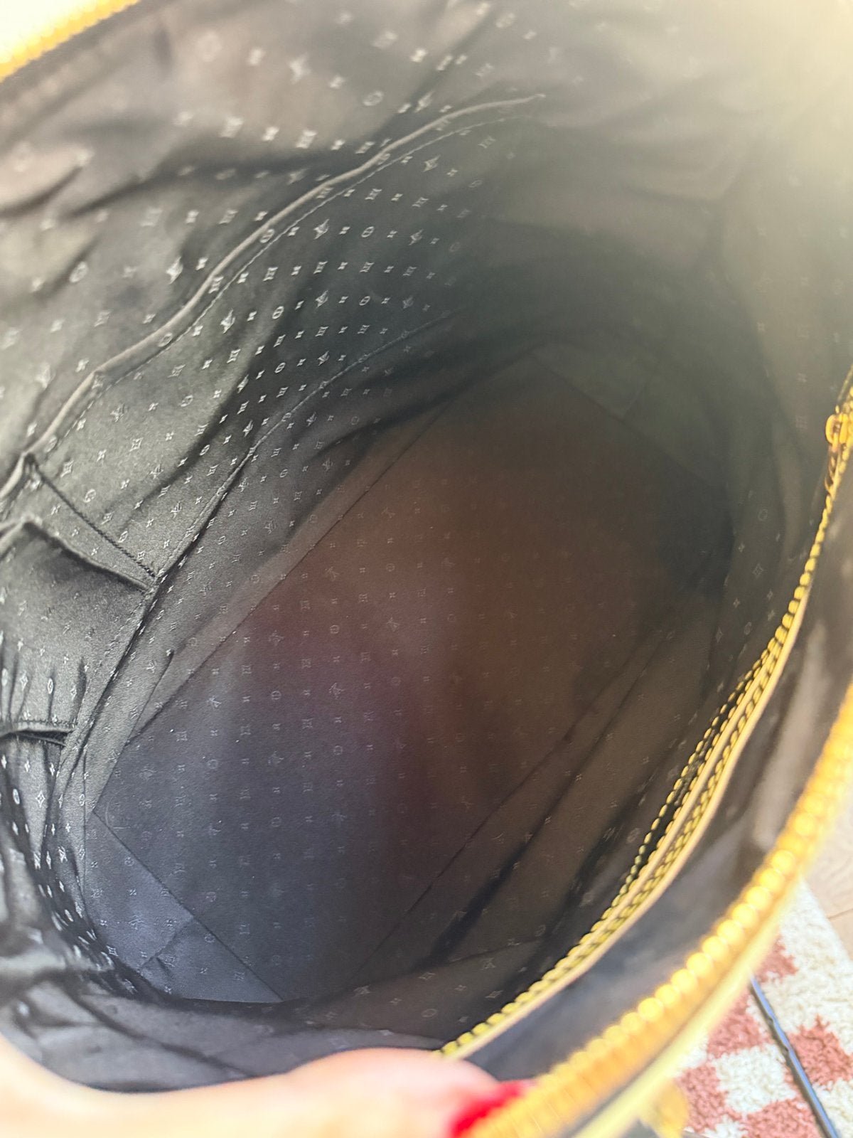 Foto 16 van Louis Vuitton Suhali Lockit Handtas Zwart