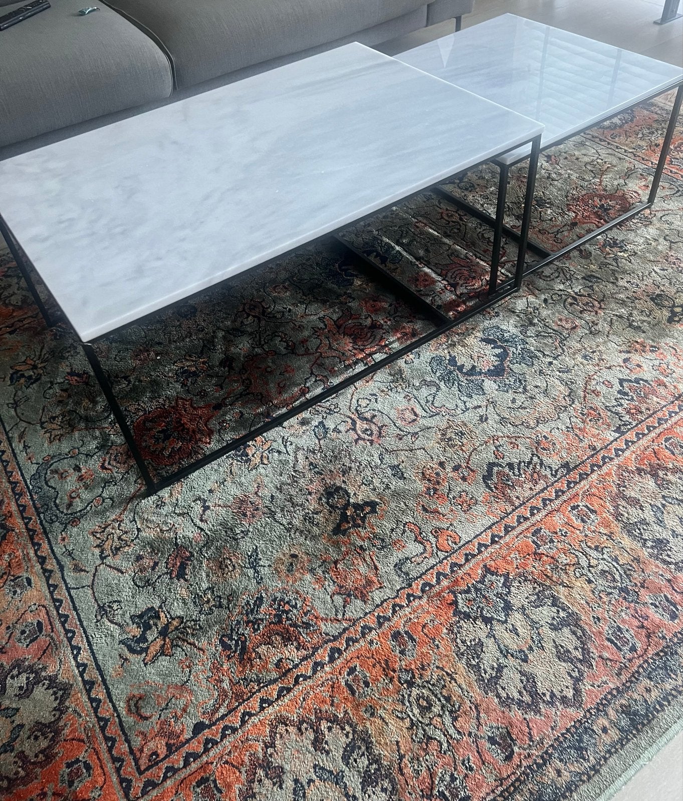 Salontafel van echt marmer met zwarte metalen poten, Ophalen, Gebruikt, 100 tot 150 cm, 50 tot 100 cm