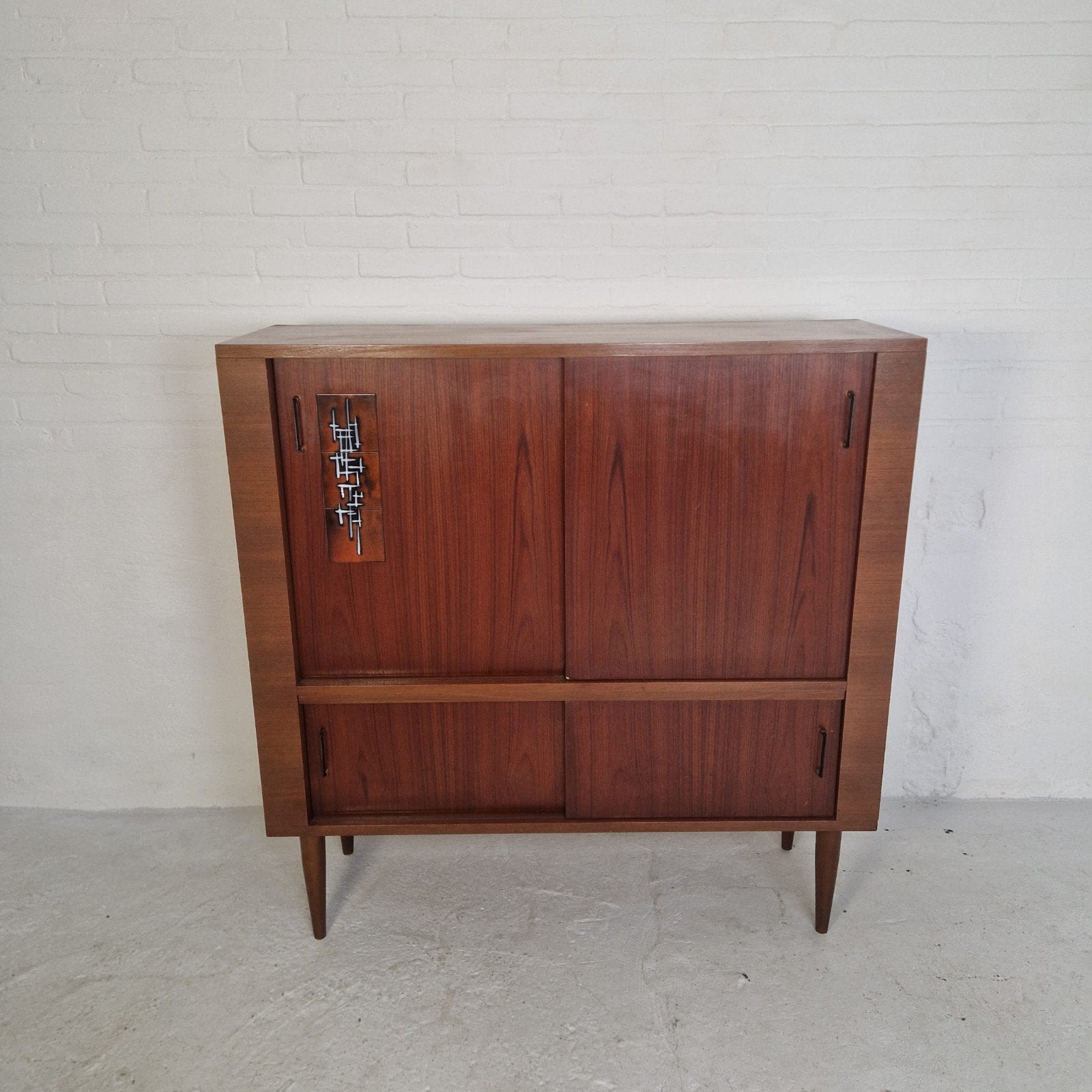 Vintage Jaren 60 Highboard, schuifdeuren, tegeltjes dressoir, Ophalen