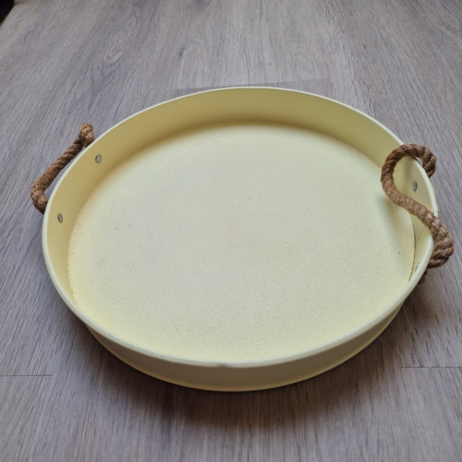 Ronde decoratieve metalen dienblad met handvatten van touw., Ophalen, Zo goed als nieuw, Rond, Metaal