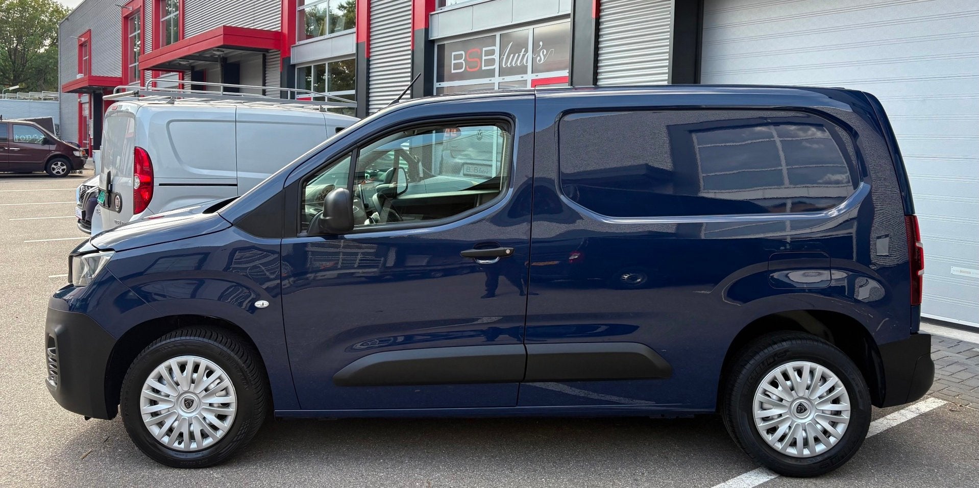 Peugeot Partner 1.2 PureTech Premium Automaat 130pk Airco Na, Gebruikt, 1199 cc, Blauw, Origineel Nederlands