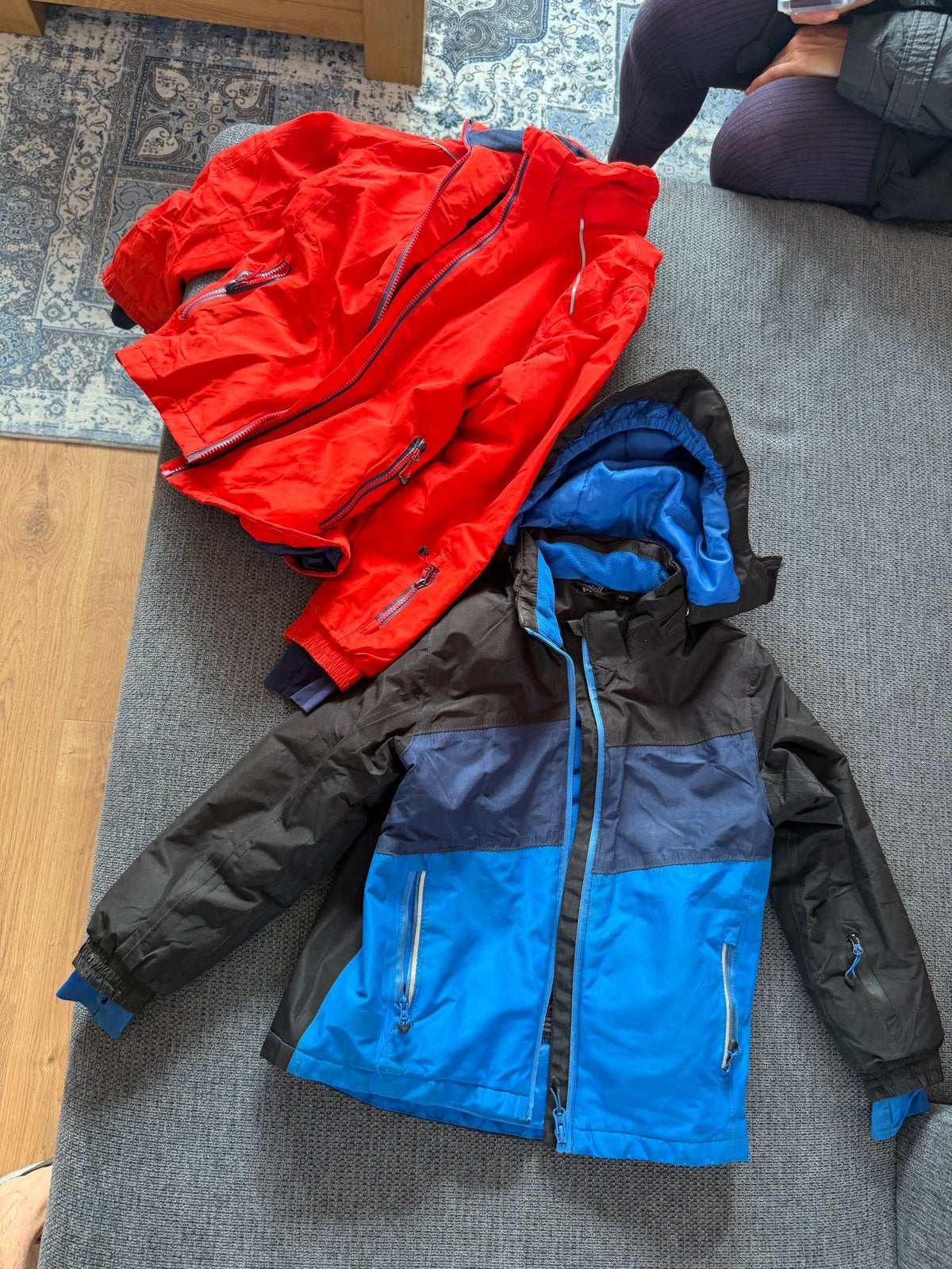 2 ski jassen: blauw (mt 122-128) en rood (mt 134-140), Ophalen of Verzenden, Gebruikt, Jongen of Meisje