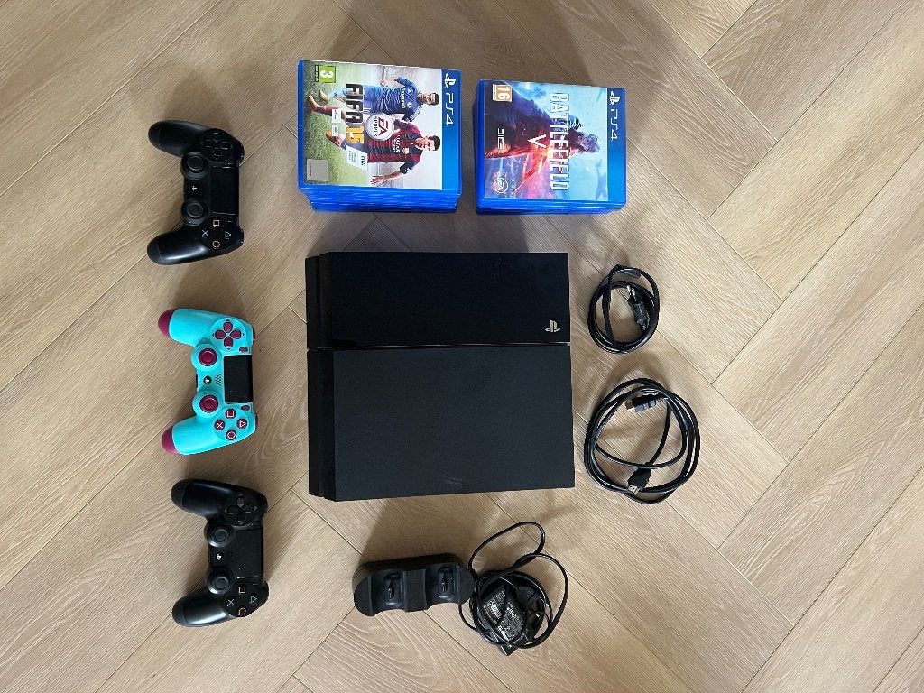 Playstation 4 + 3 controllers + lader + 13 games, Online, Gebruikt, 2 spelers, Ophalen of Verzenden