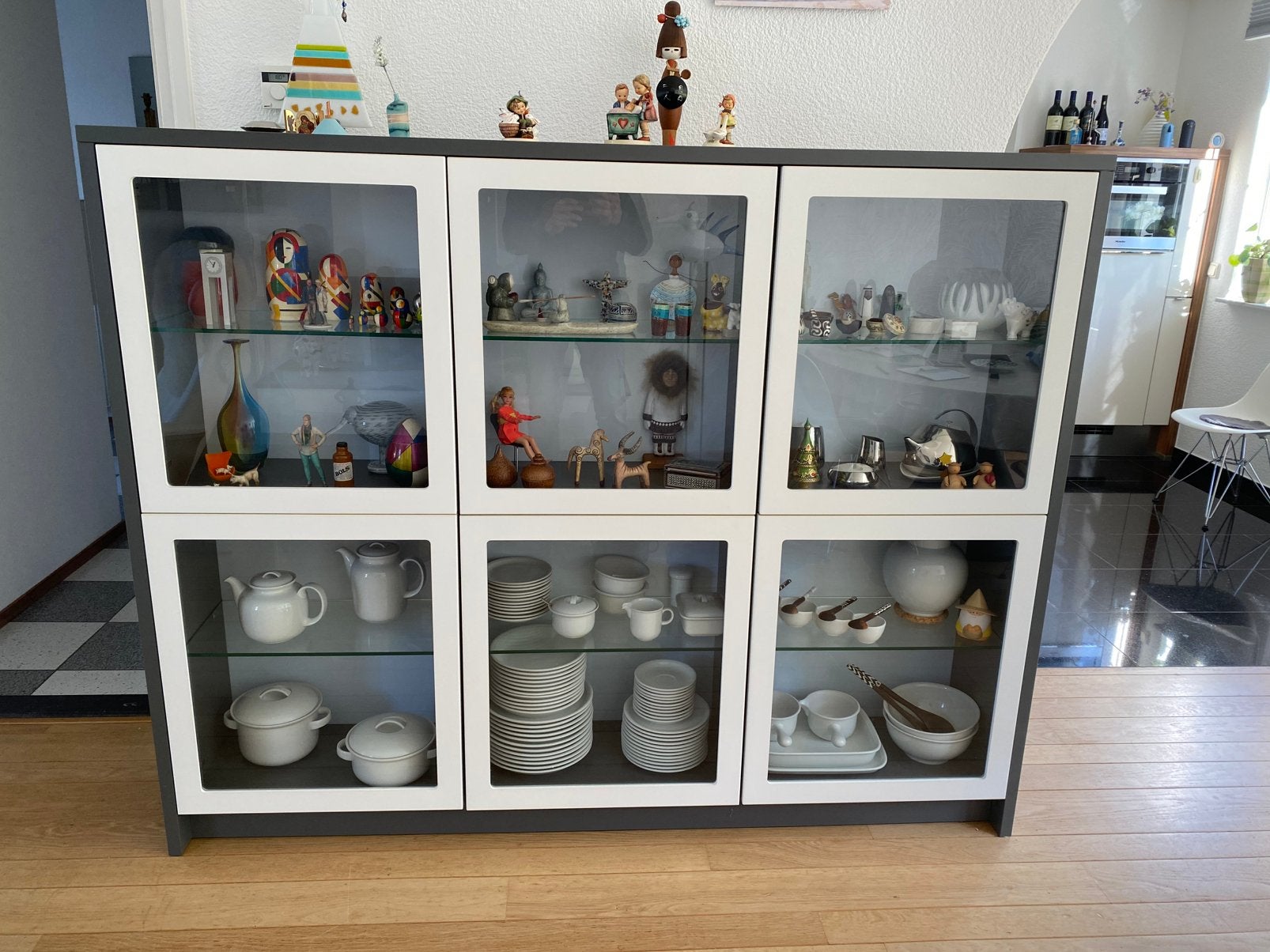 Donkergrijze MDF vitrine kast, Huis en Inrichting, Ophalen, Zo goed als nieuw, 25 tot 50 cm, 150 tot 200 cm