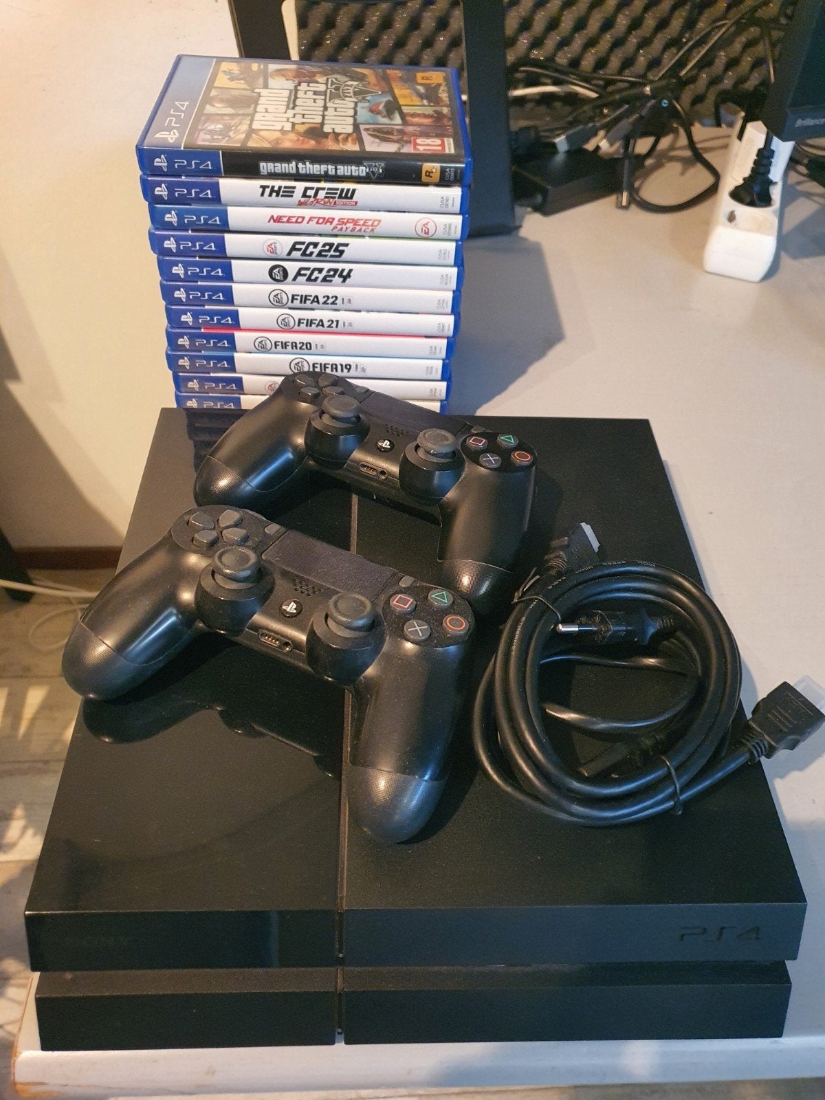 PS4 + 2 controllers + spellen o.a. GTA5 FIFA 25, Met 2 controllers, Ophalen of Verzenden, Original, Gebruikt
