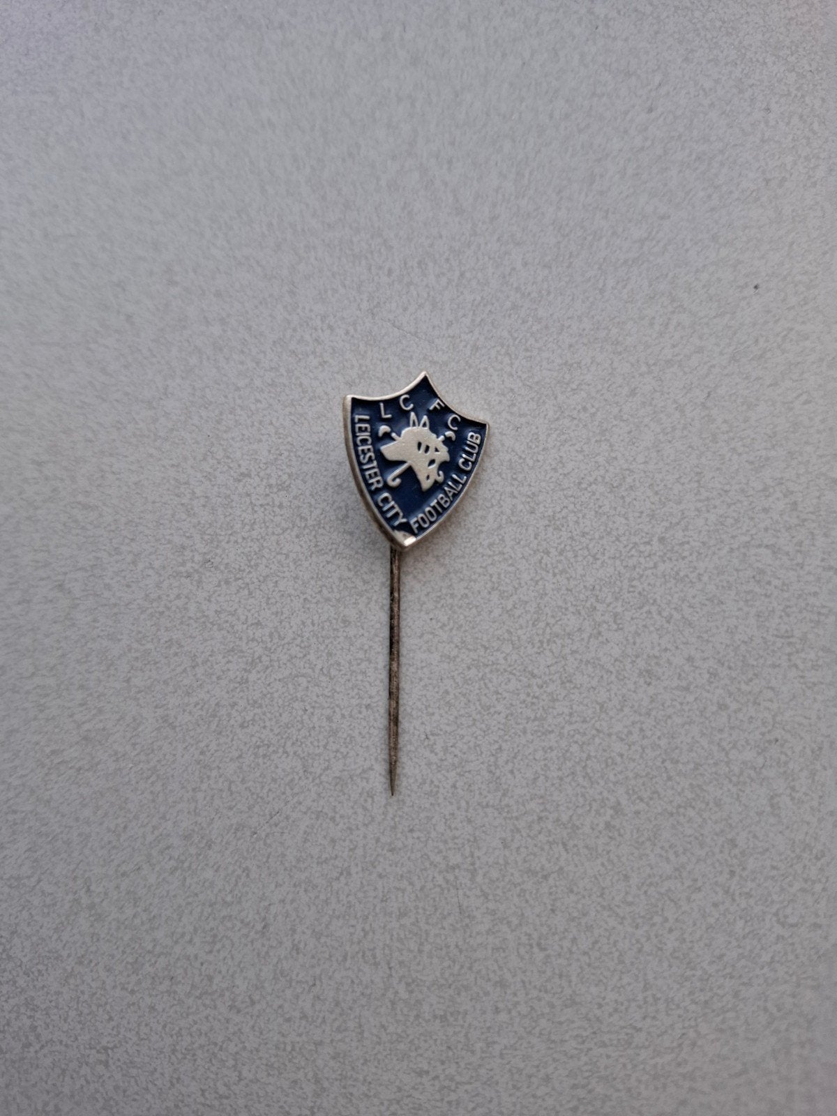 Vintage speldje pin prikker steekspeld voetbal, Ophalen of Verzenden, Sport