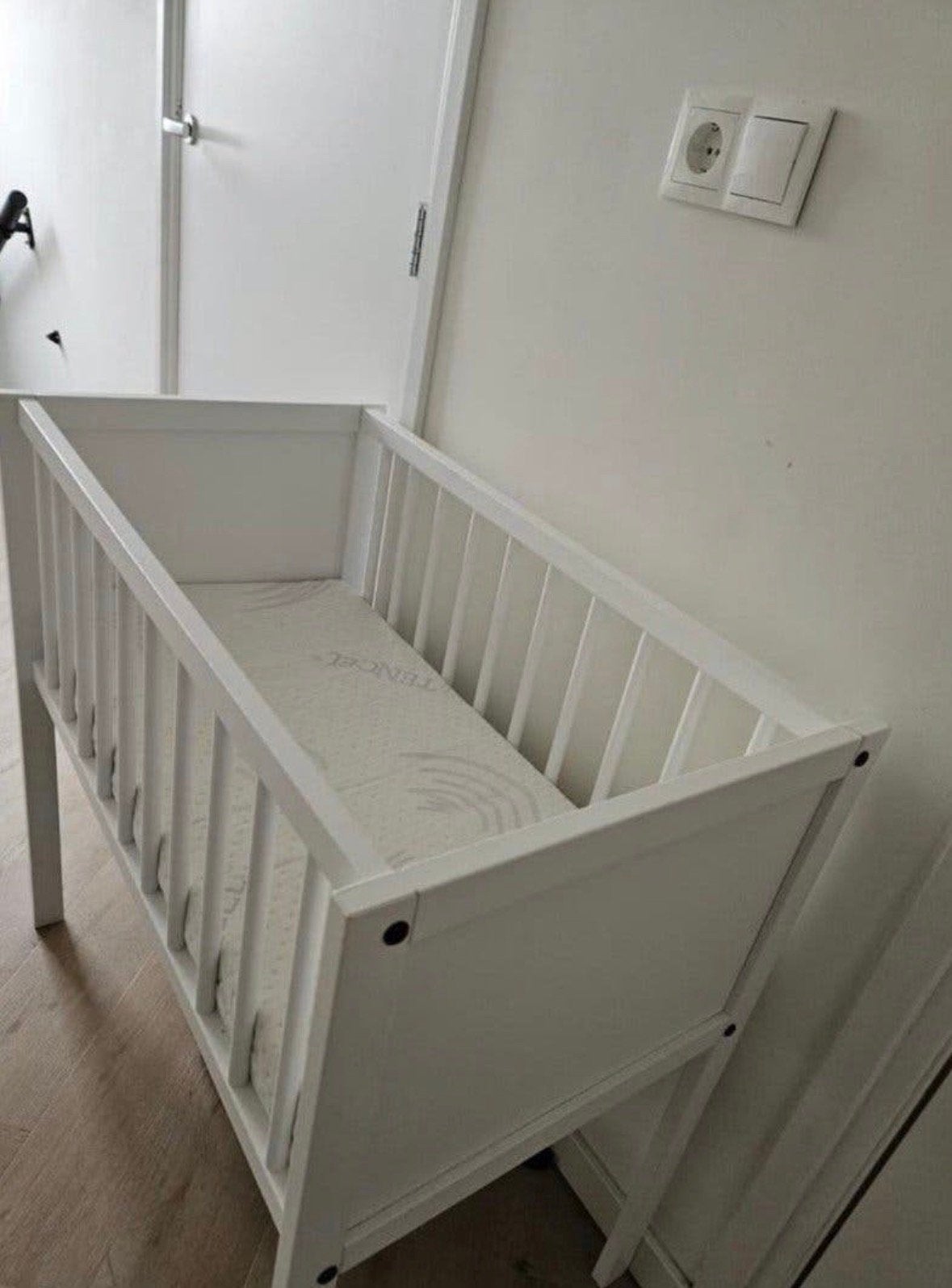 Baby wieg met matras wit, Ophalen, Zo goed als nieuw, Wieg