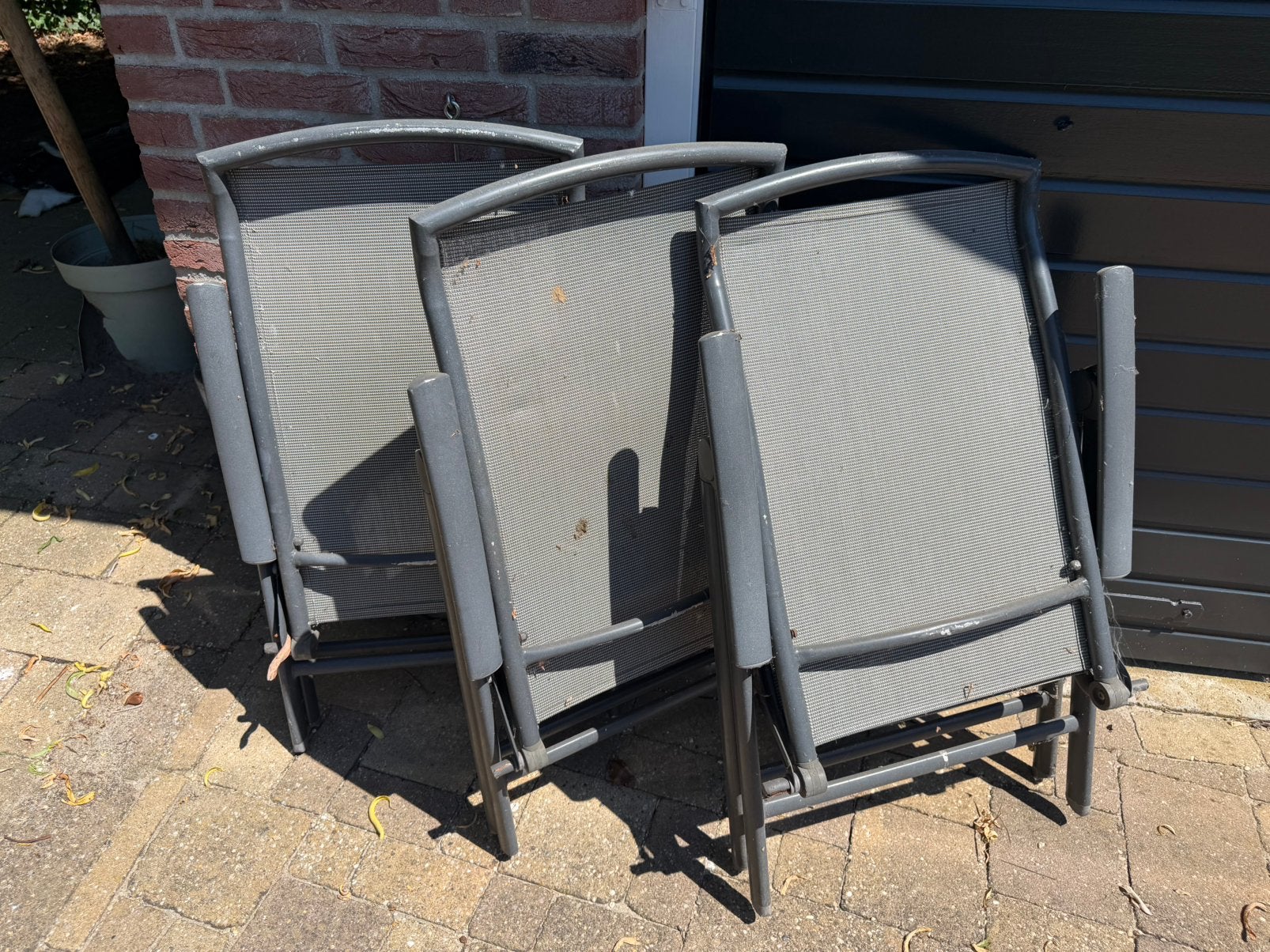 Drie versleten tuinstoelen gratis, Ophalen, Gebruikt, Metaal