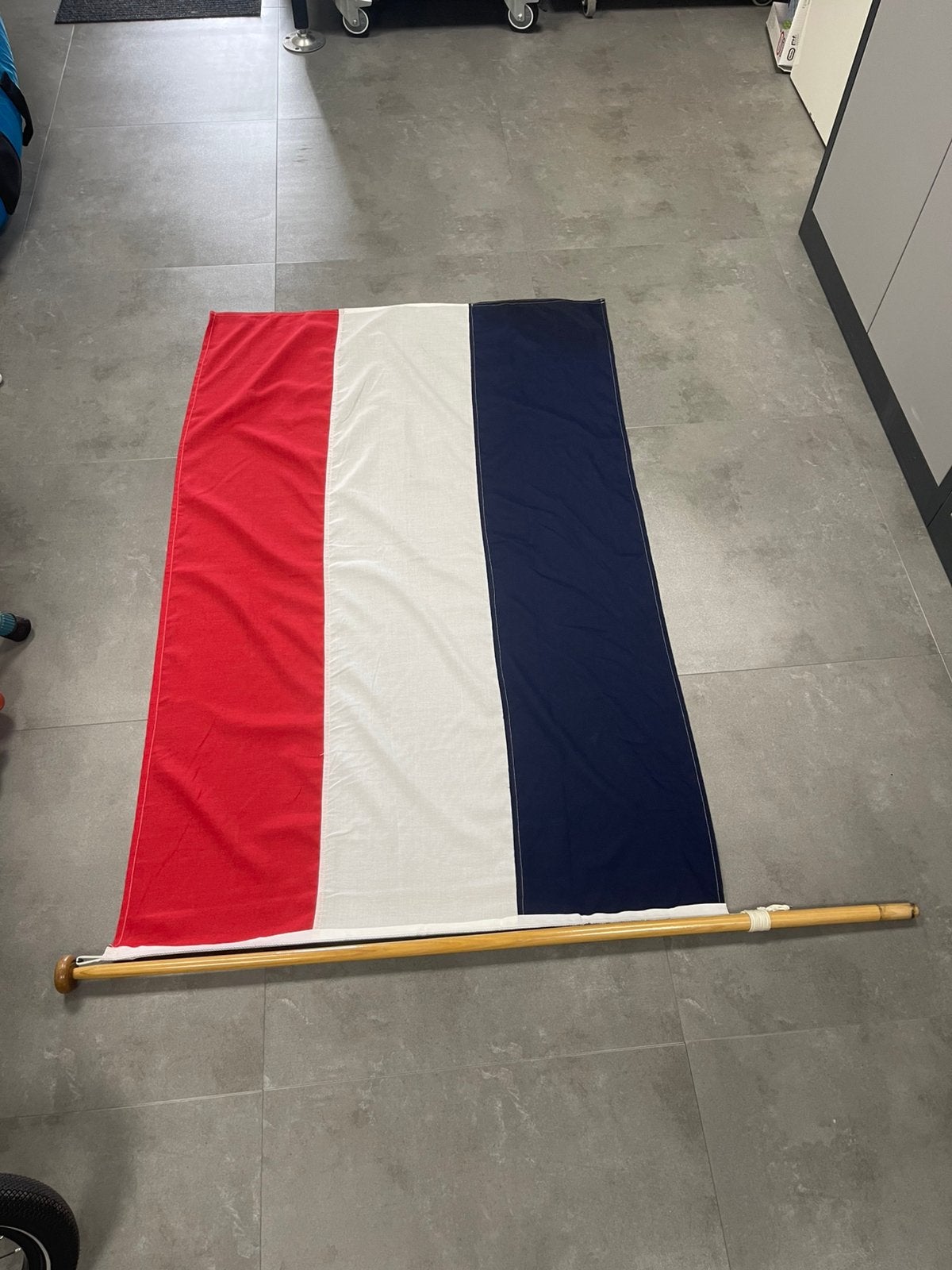 Houten vlaggenstok met Nederlandse vlag 90x140 marineblauw., Ophalen of Verzenden, Zo goed als nieuw, Overige typen
