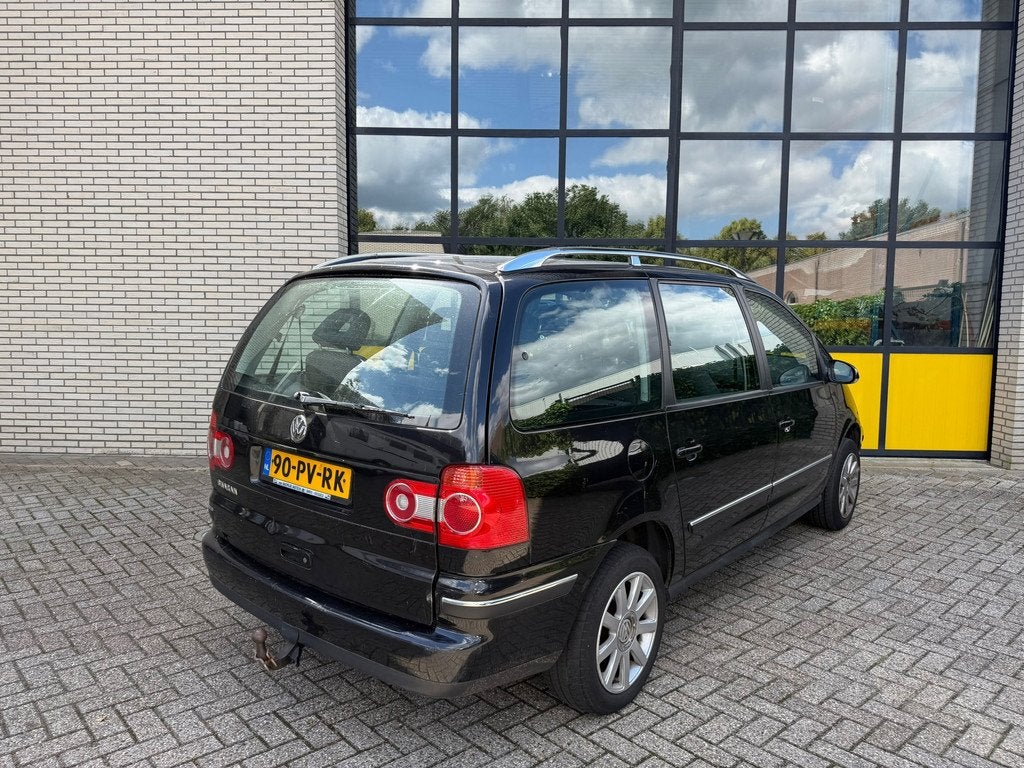 Volkswagen Sharan First owner! automaat, Clima & Trekhaak 6P, Auto's, Automatische klimaatregeling, Stof, Zwart, 4 cilinders