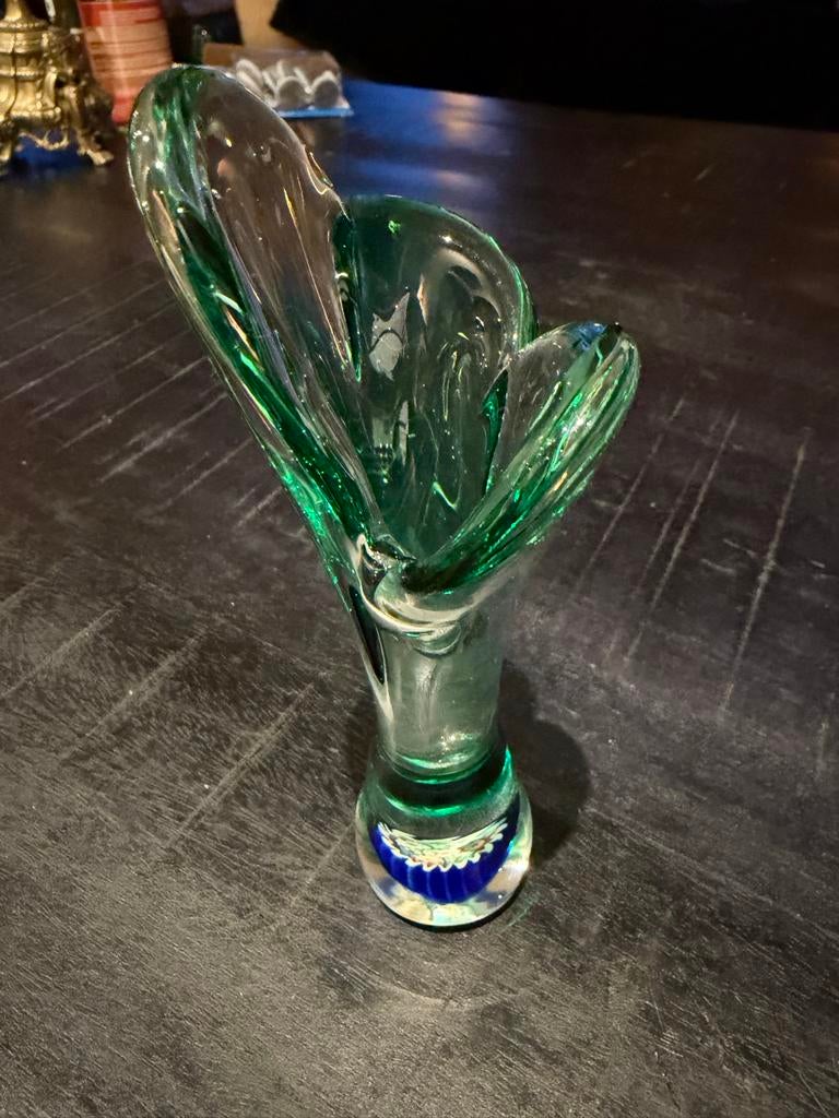 Vintage Murano glazen vaasje, groen met blauwe millefiori, Ophalen of Verzenden