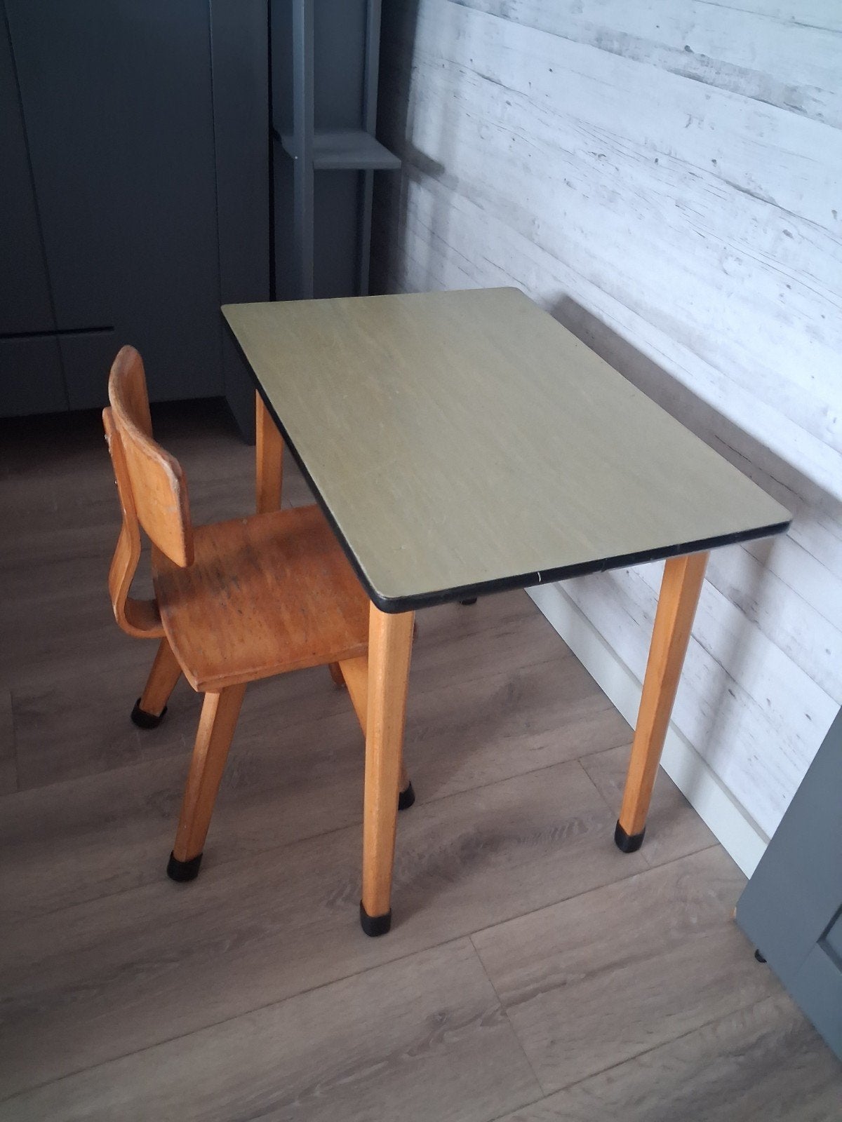 Vintage kinderbureau met stoel, Kinderen en Baby's, Ophalen of Verzenden, Gebruikt, Tafel(s) en Stoel(en)