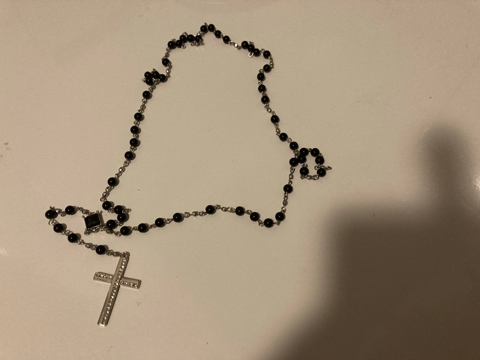 Rozenkrans ketting met kruis en zwarte kralen, Sieraden, Tassen en Uiterlijk, Zwart, Ophalen of Verzenden, Zo goed als nieuw, Overige materialen