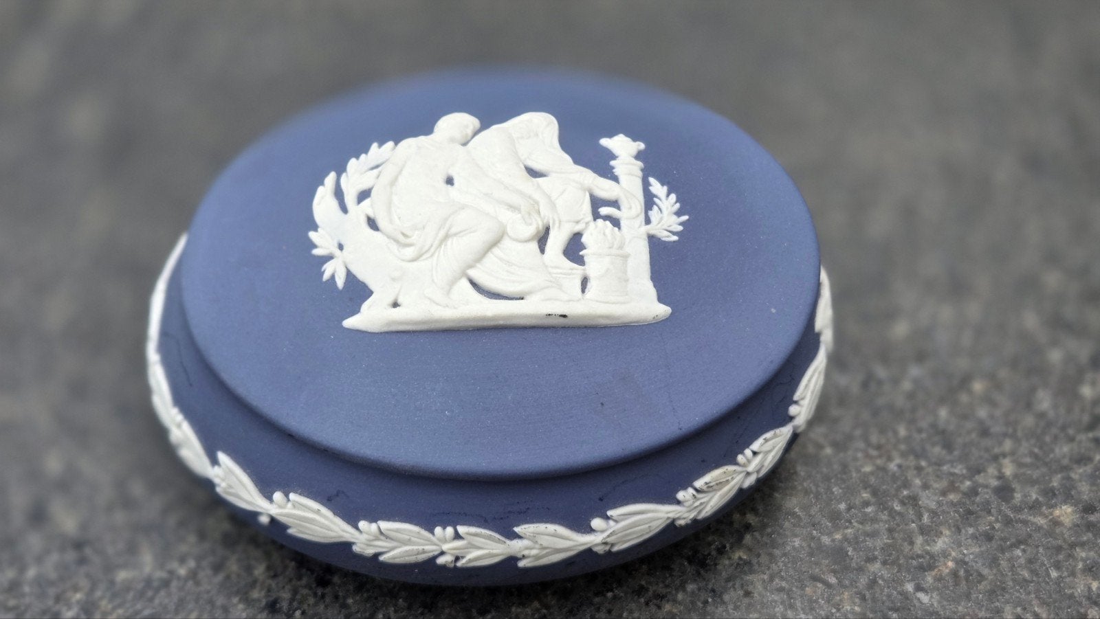 Wedgwood Jasperware Blauwe Ronde Doos met Reliëf, Ophalen of Verzenden
