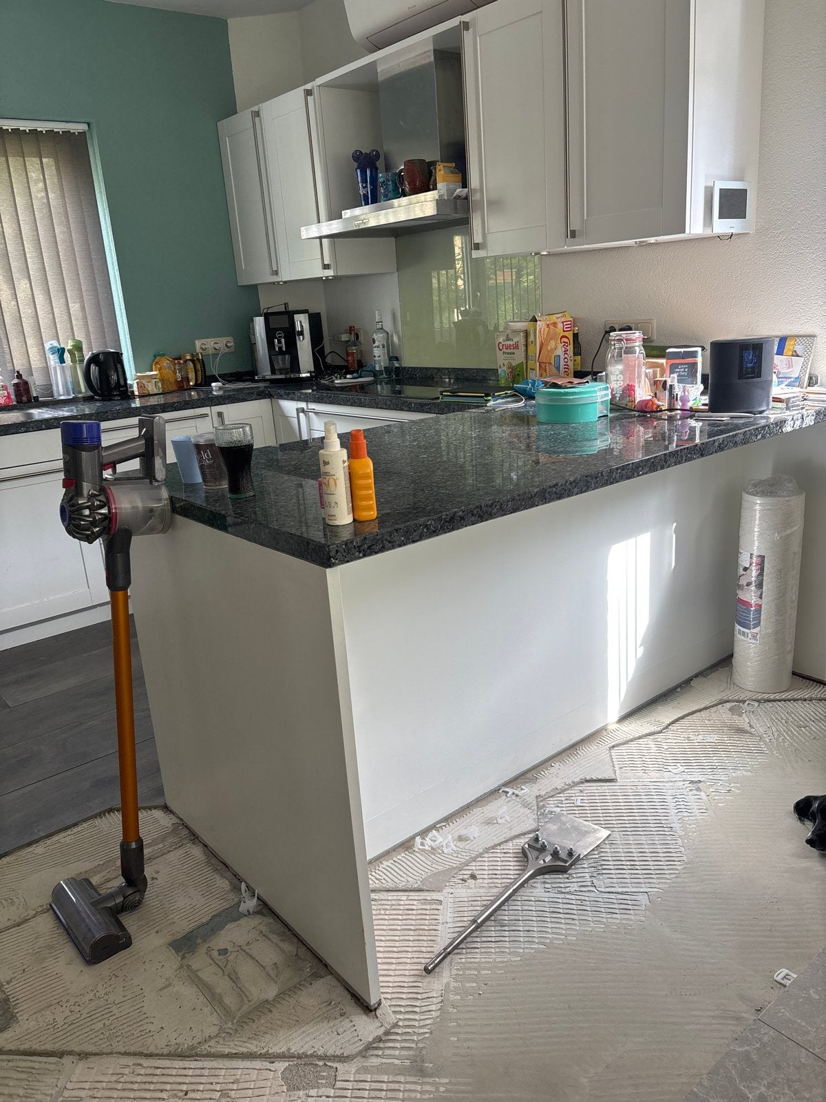 Moderne witte keuken met granieten blad en inbouwapparatuur, Ophalen, Gebruikt, Wit, Hoekkeuken