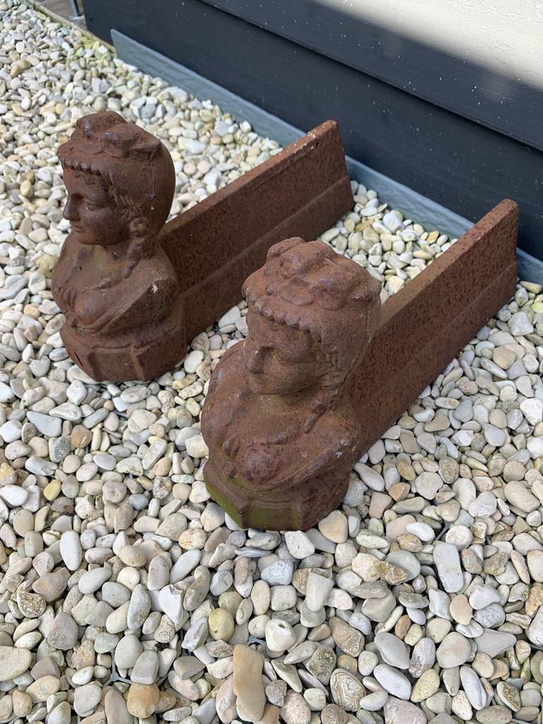 Antieke gietijzeren houtbokken met buste, Ophalen, Zo goed als nieuw, Vrijstaande haard, Houthaard