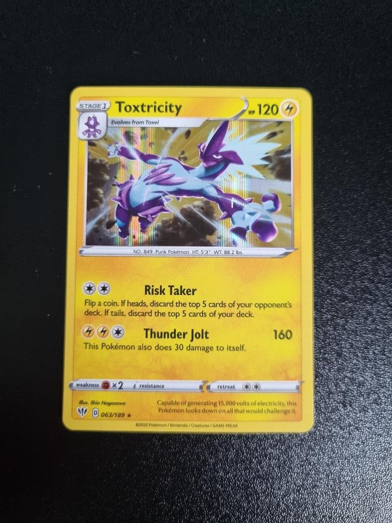 Toxtricity 063/189 Holo, Hobby en Vrije tijd, Verzamelkaartspellen | Pokémon, Ophalen of Verzenden, Zo goed als nieuw, Losse kaart