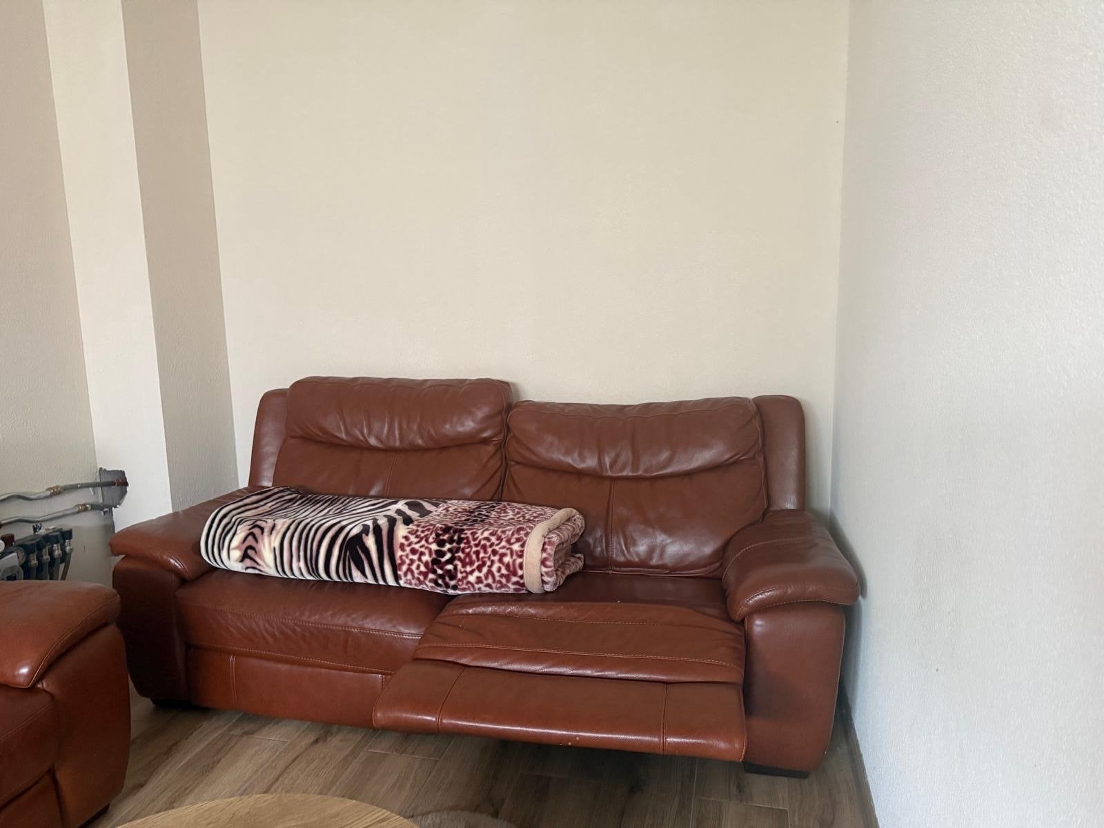 Leren bank en fauteuil - bruin kleur ze zijn heel handig ook