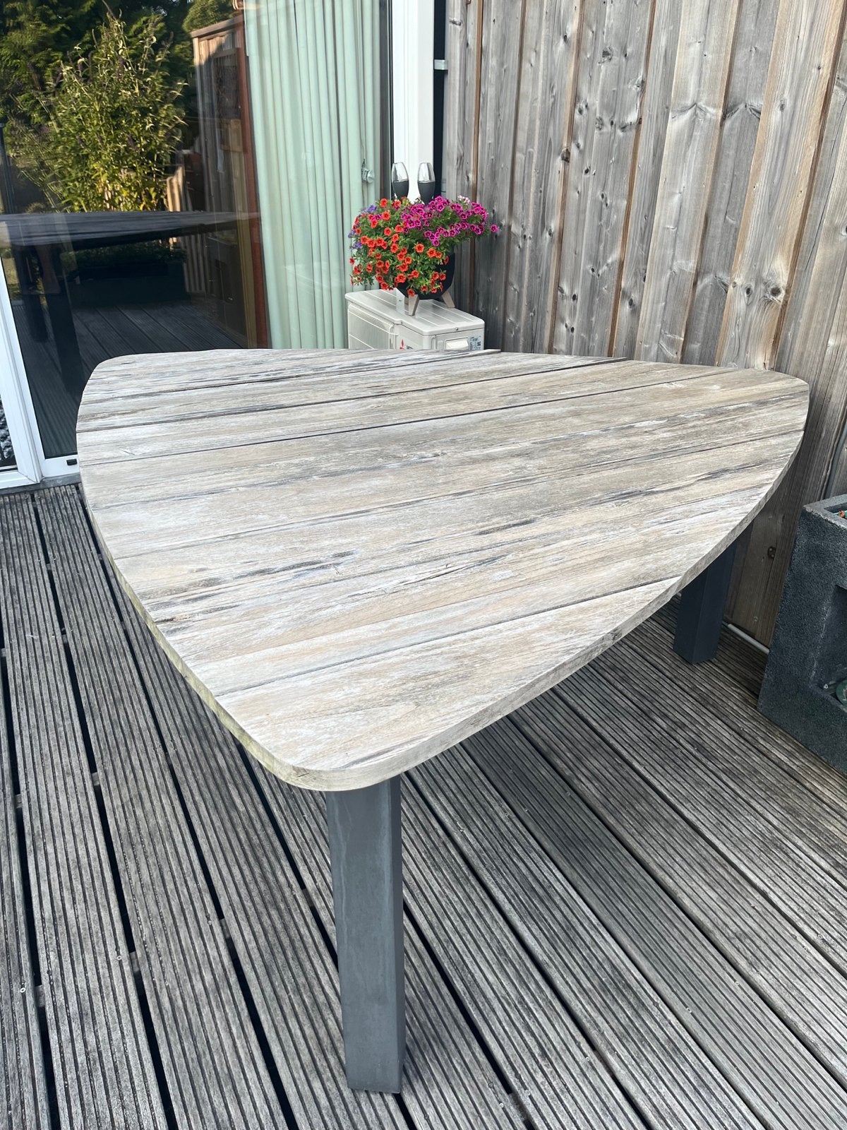 Foto 3 van Unieke teak houten tuintafel met metalen poten