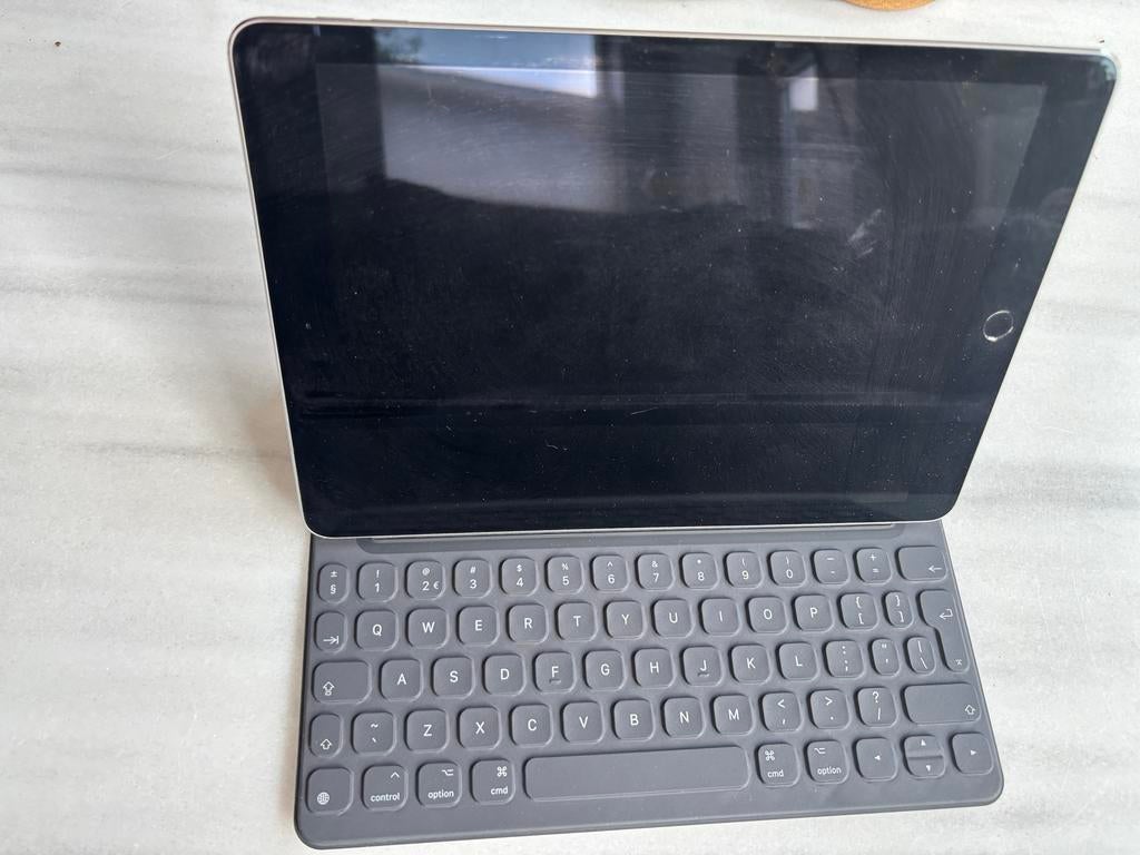 Apple iPad Pro 9.7 A1674 – 32GB – incl. toetsenbordcover, 10 inch, Gebruikt, Apple iPad, Ophalen of Verzenden