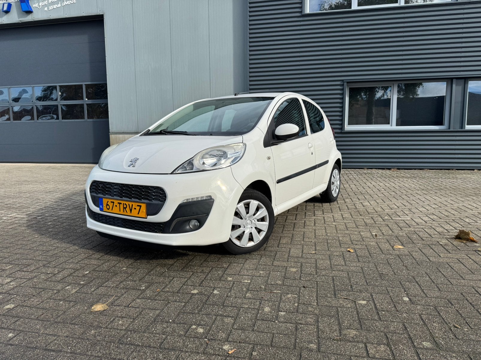 Peugeot 107 1.0 BJ 2012 WIT 5-DEURS AIRCO LED ELEKTR. RAMEN, Auto's, Voorwielaandrijving, Stof, Zwart, 4 stoelen