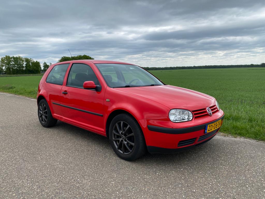Volkswagen Golf 1.6 74KW AUT 1999 Rood, Auto's, Volkswagen, 4 cilinders, 100 pk, 49 €/maand, Golf