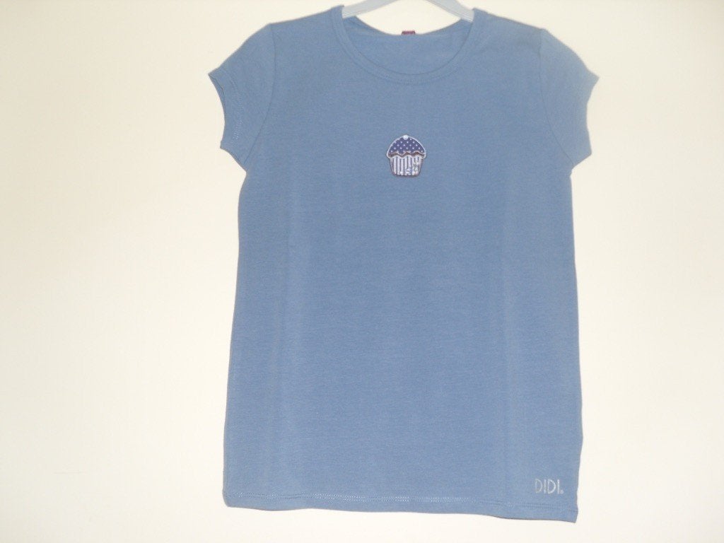 Nieuw didi shirt blauw met cupcake applicatie 140-152 (bx 8), Ophalen of Verzenden, Nieuw, Meisje, Shirt of Longsleeve
