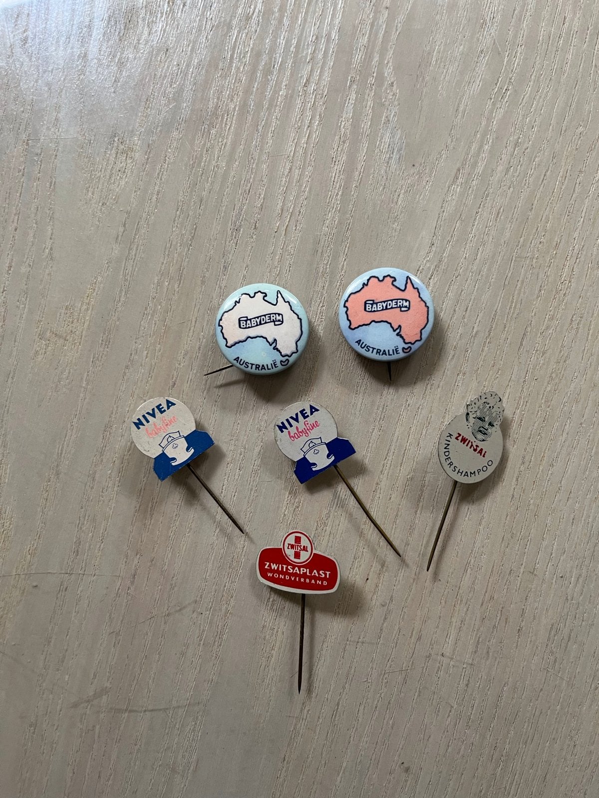Vintage reclame speldjes Nivea, Zwitsal, Babyderm, Ophalen of Verzenden, Gebruikt, Merk, Speldje of Pin