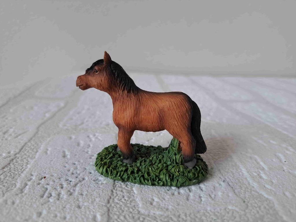 Shetland paard staand op het gras, kunsthars 6.5x3.5x6cm, Ophalen of Verzenden, Zo goed als nieuw, Dier