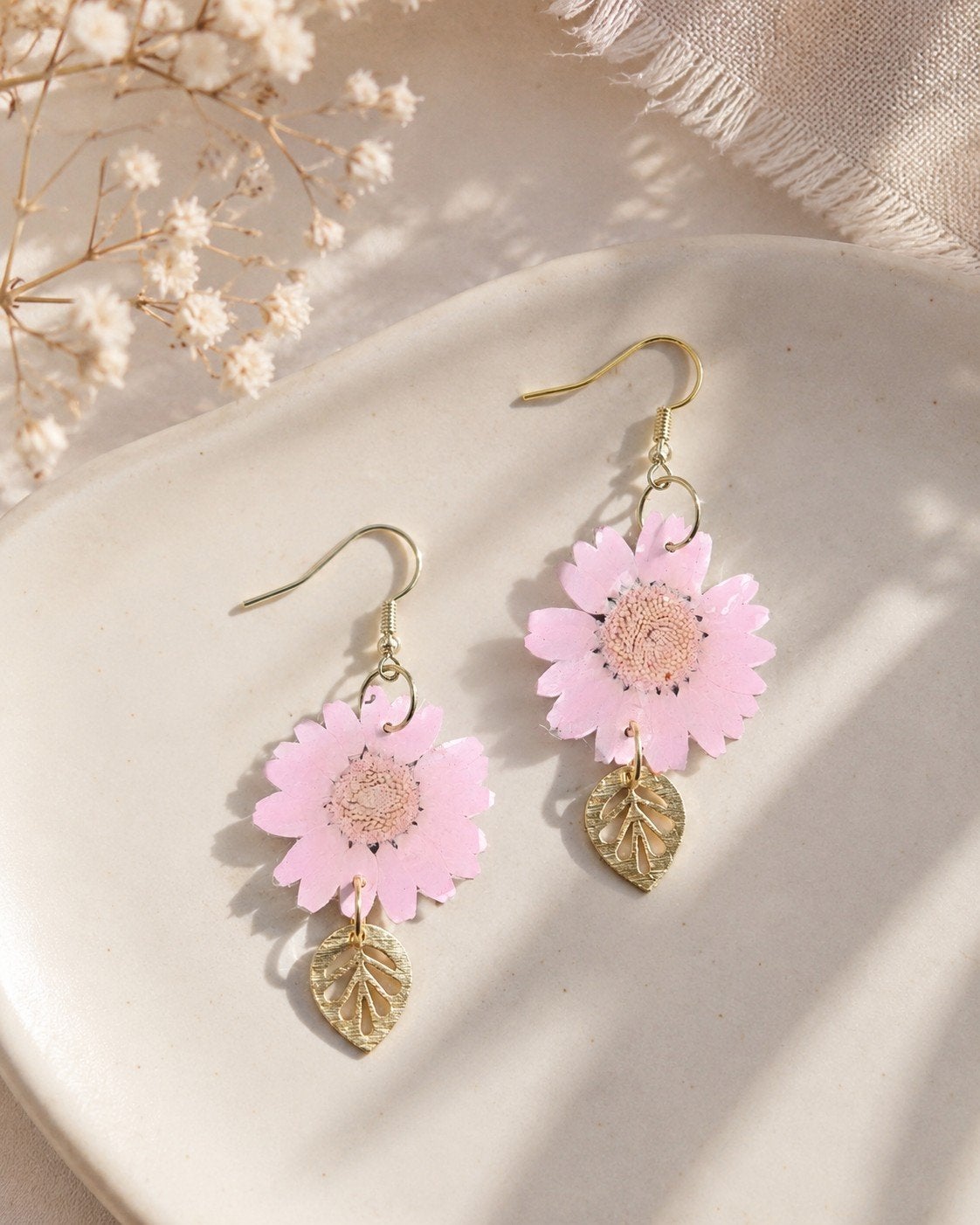 Handgemaakte echte bloem oorbellen met gouden blaadjes, Overige materialen, Hangers, Verzenden, Nieuw