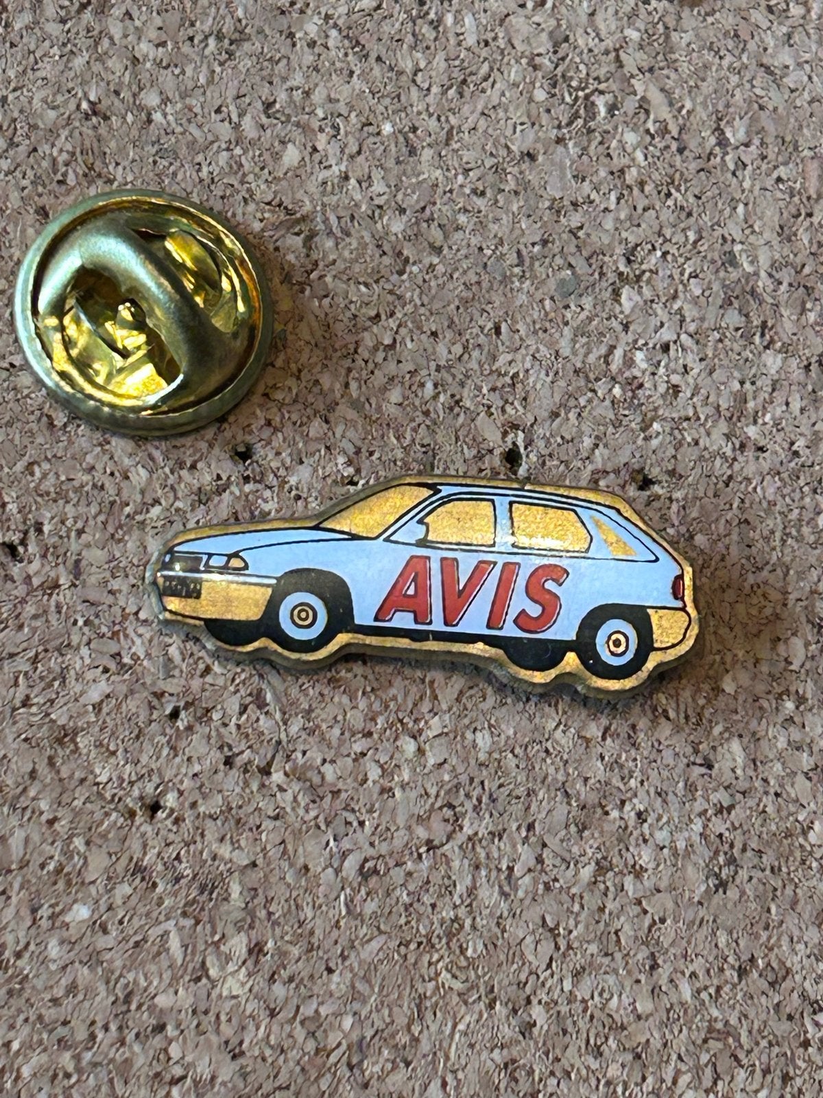 Vintage Avis Auto Pin - Zeldzaam Verzamelobject, Ophalen of Verzenden, Zo goed als nieuw, Transport, Speldje of Pin