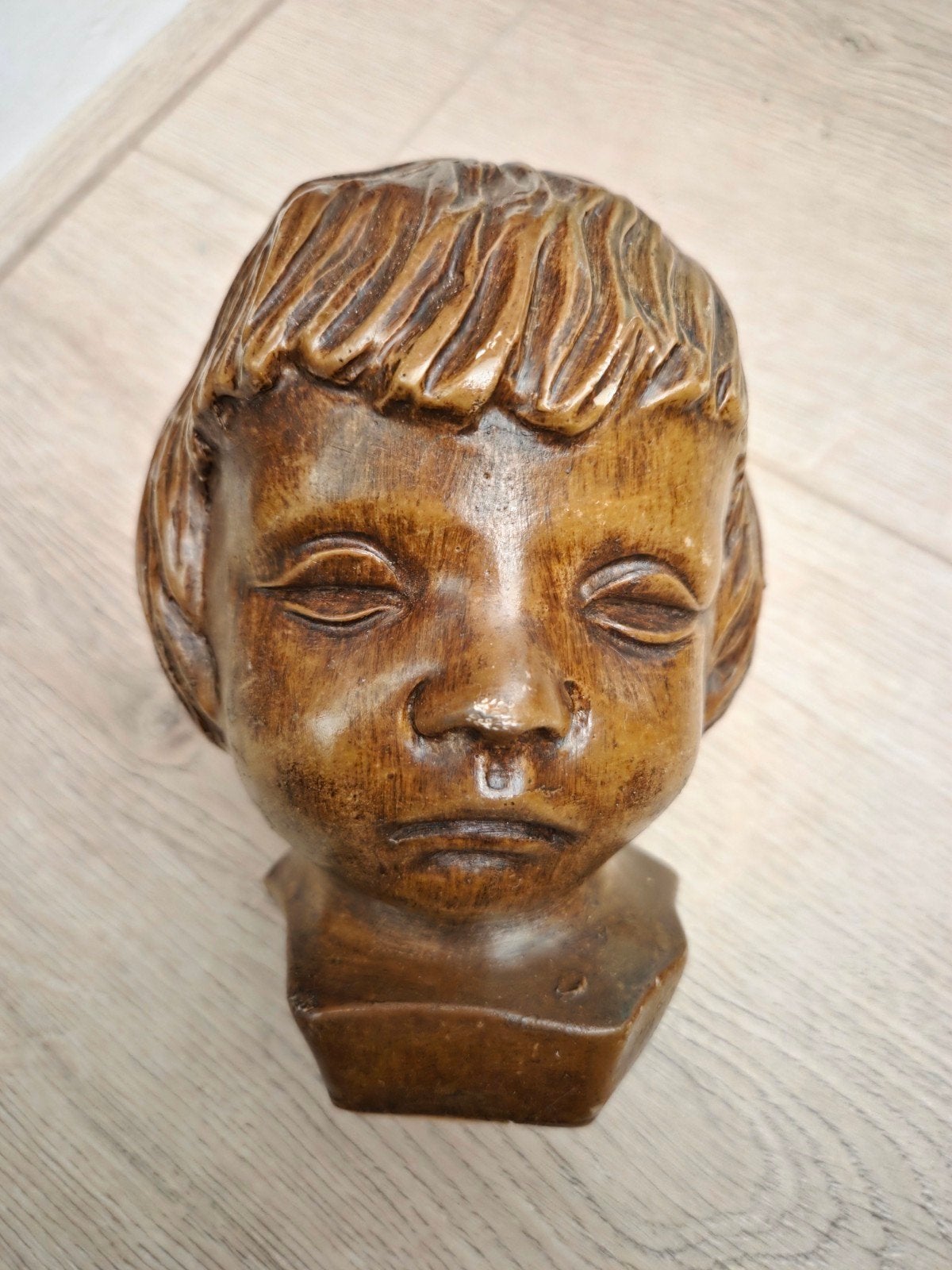 Massief houten buste van een kind, Antiek en Kunst, Kunst | Beelden en Houtsnijwerken, Overige onderwerpen, Minder dan 20 cm, Buste